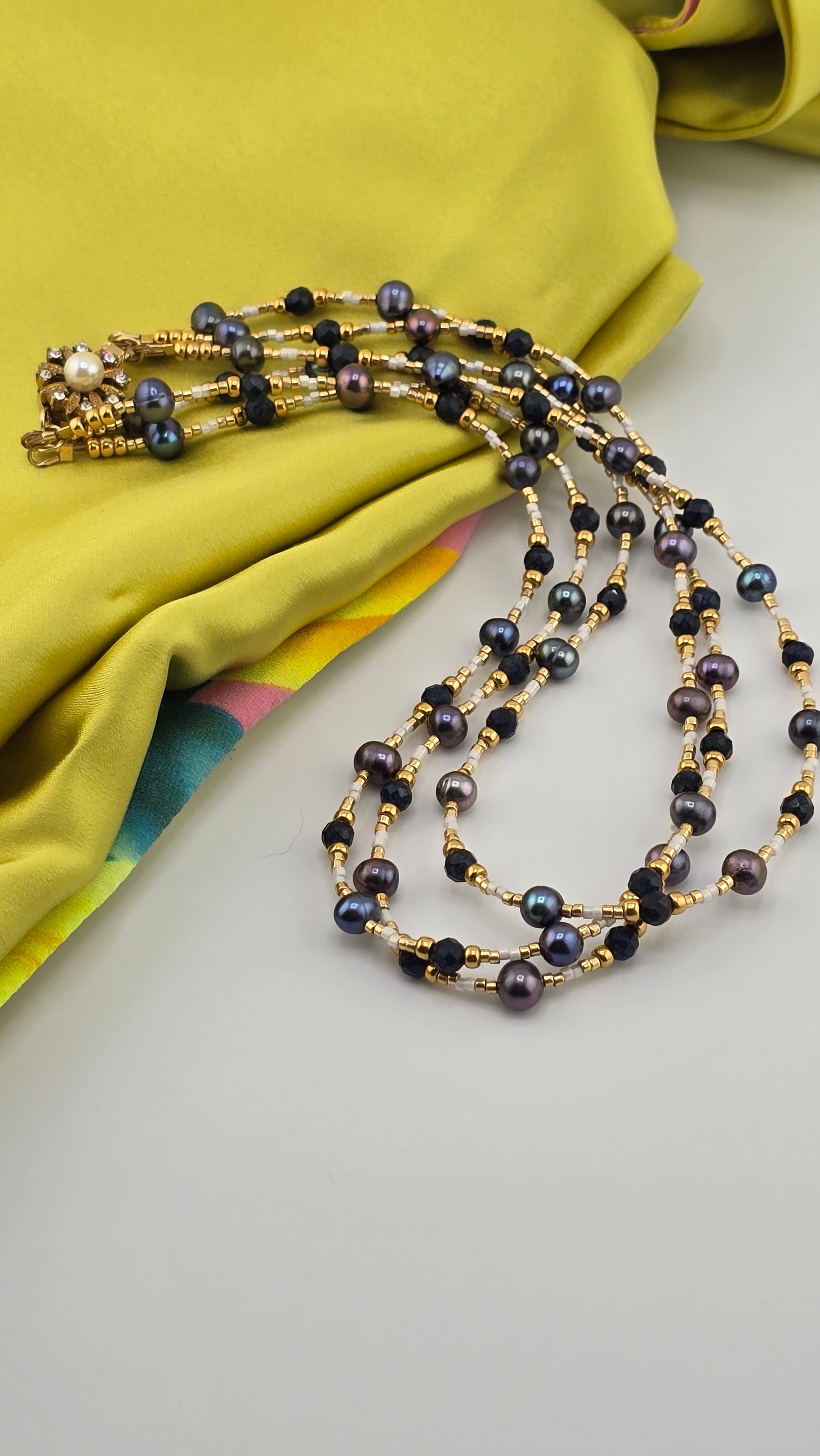 Collier de 3 rangs de perles de culture bleu marine