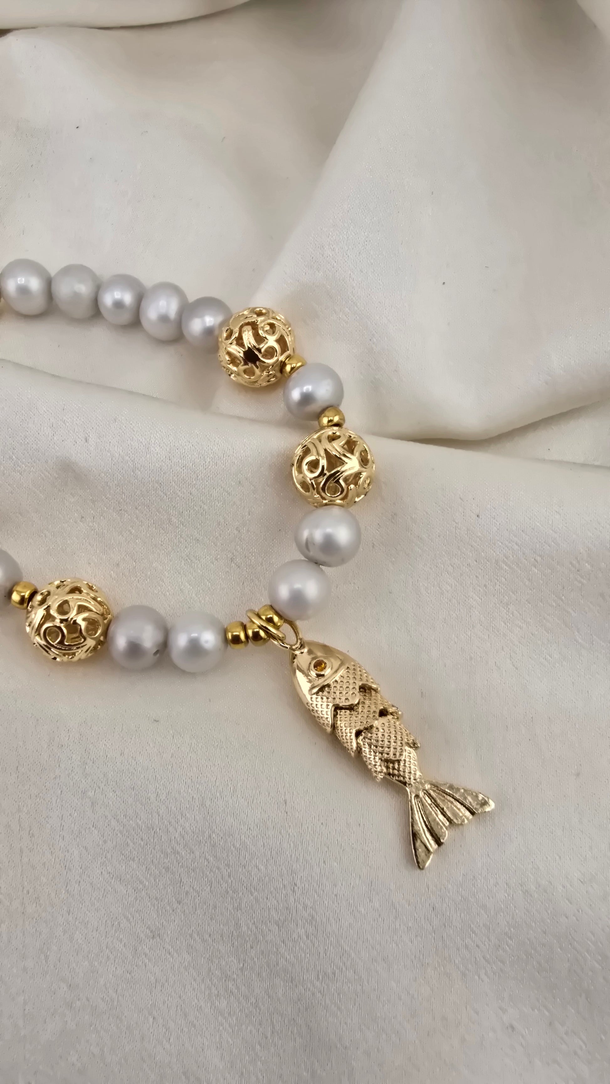 Necklace in gray cultured pearls in its case