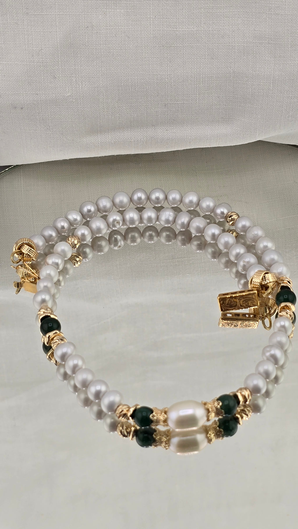 Collier perles de culture grises et Emeraude