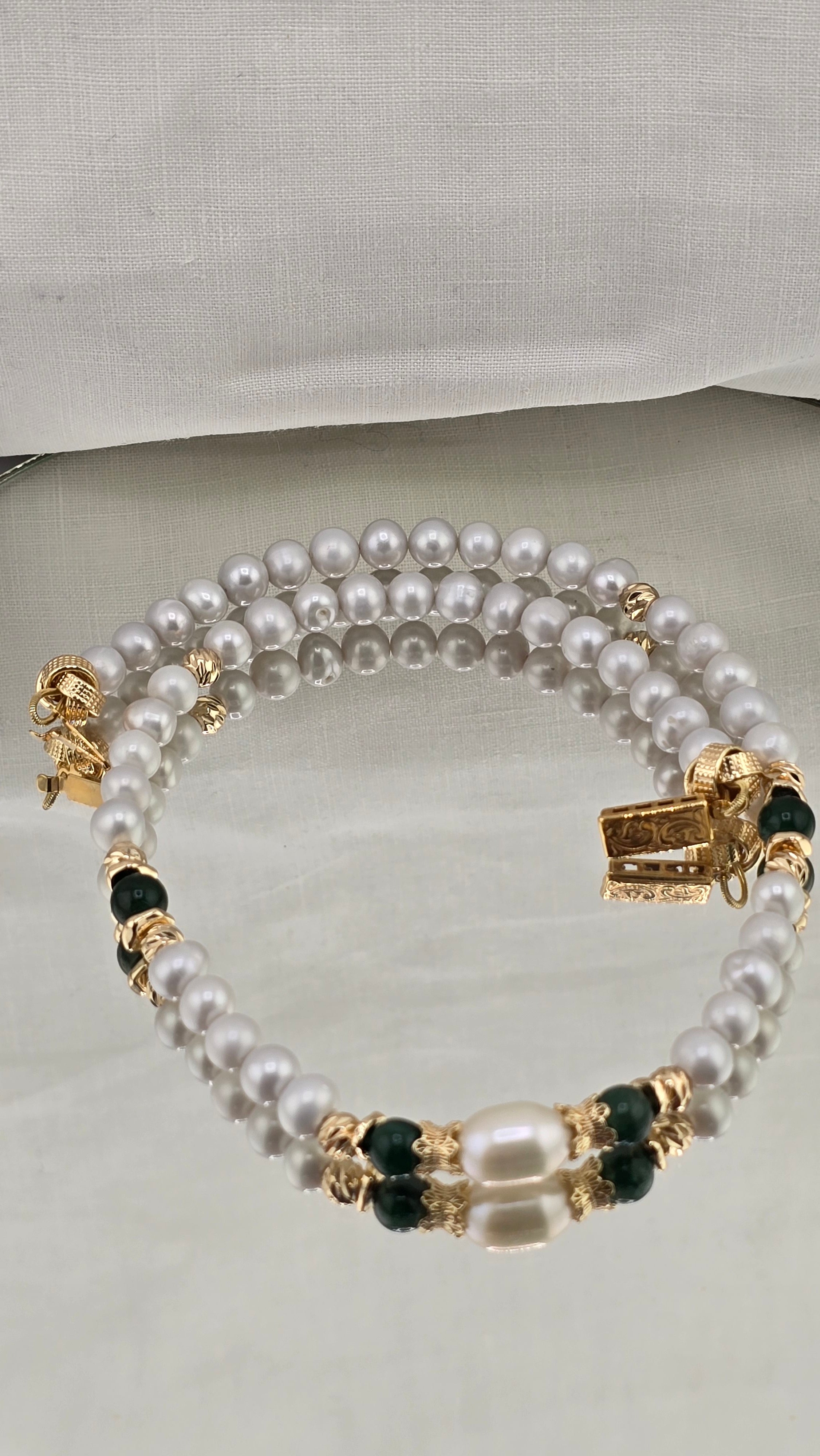 Collier perles de culture grises et Emeraude