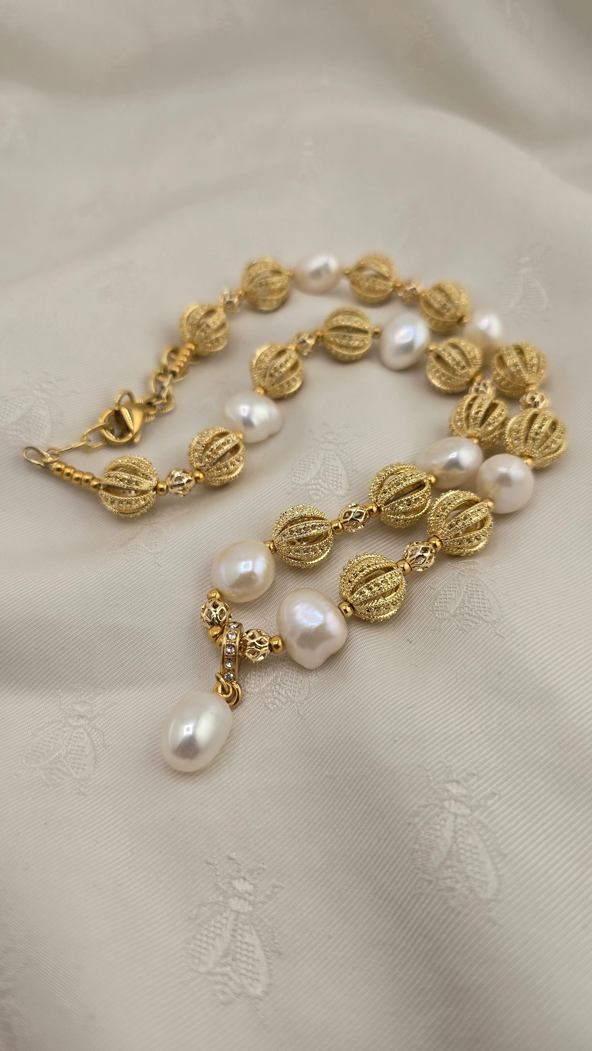 Collier avec perles de culture baroque et pendentif en perle de culture olive