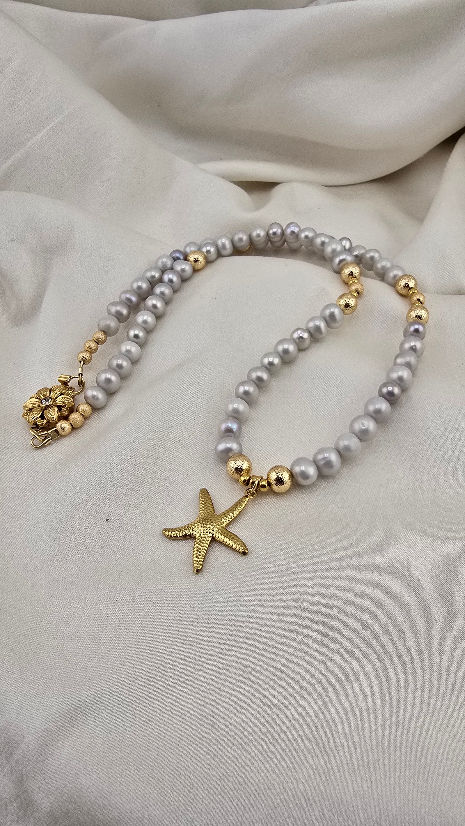 Necklace in gray cultured pearls in its case