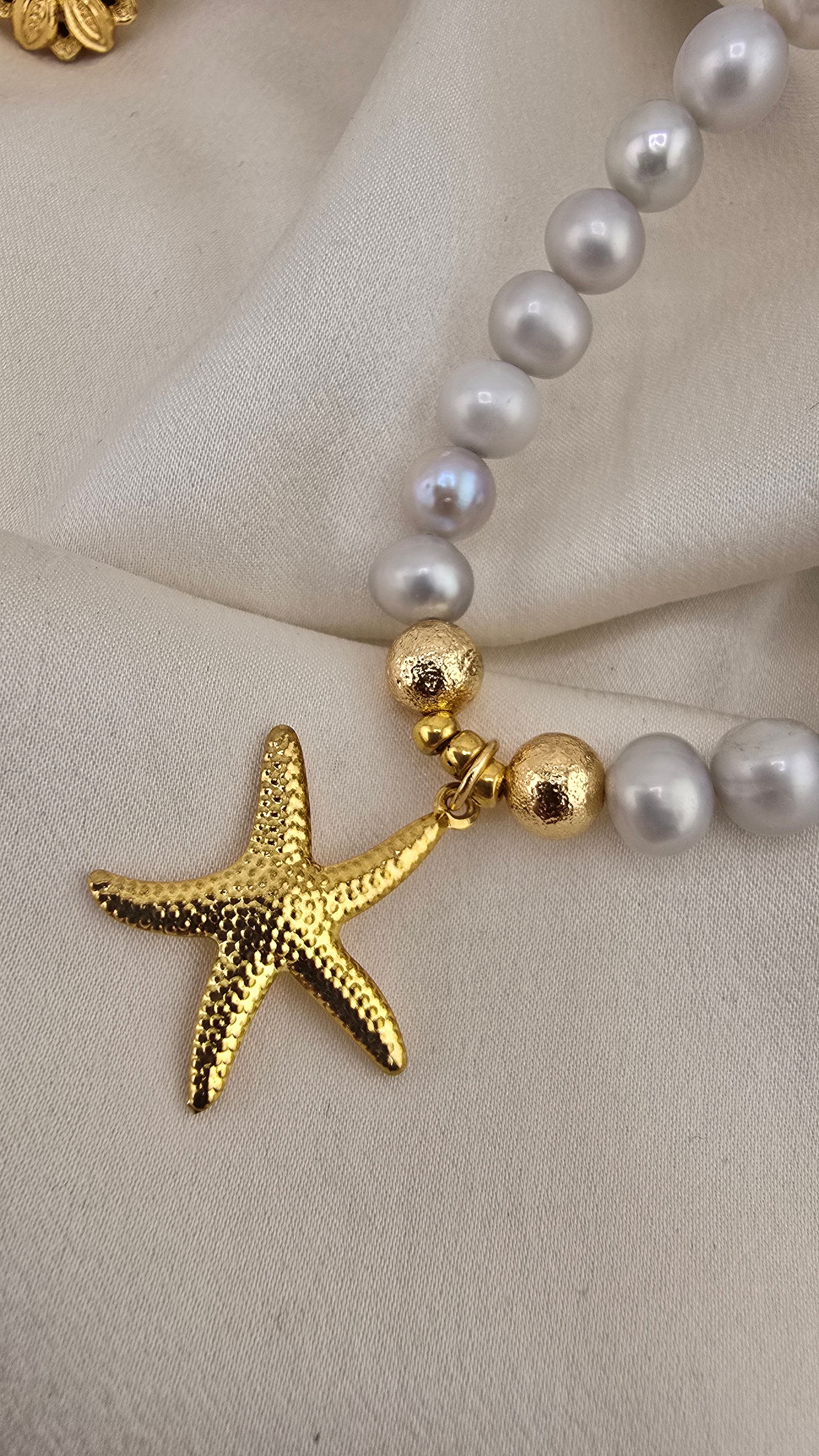 Necklace in gray cultured pearls in its case