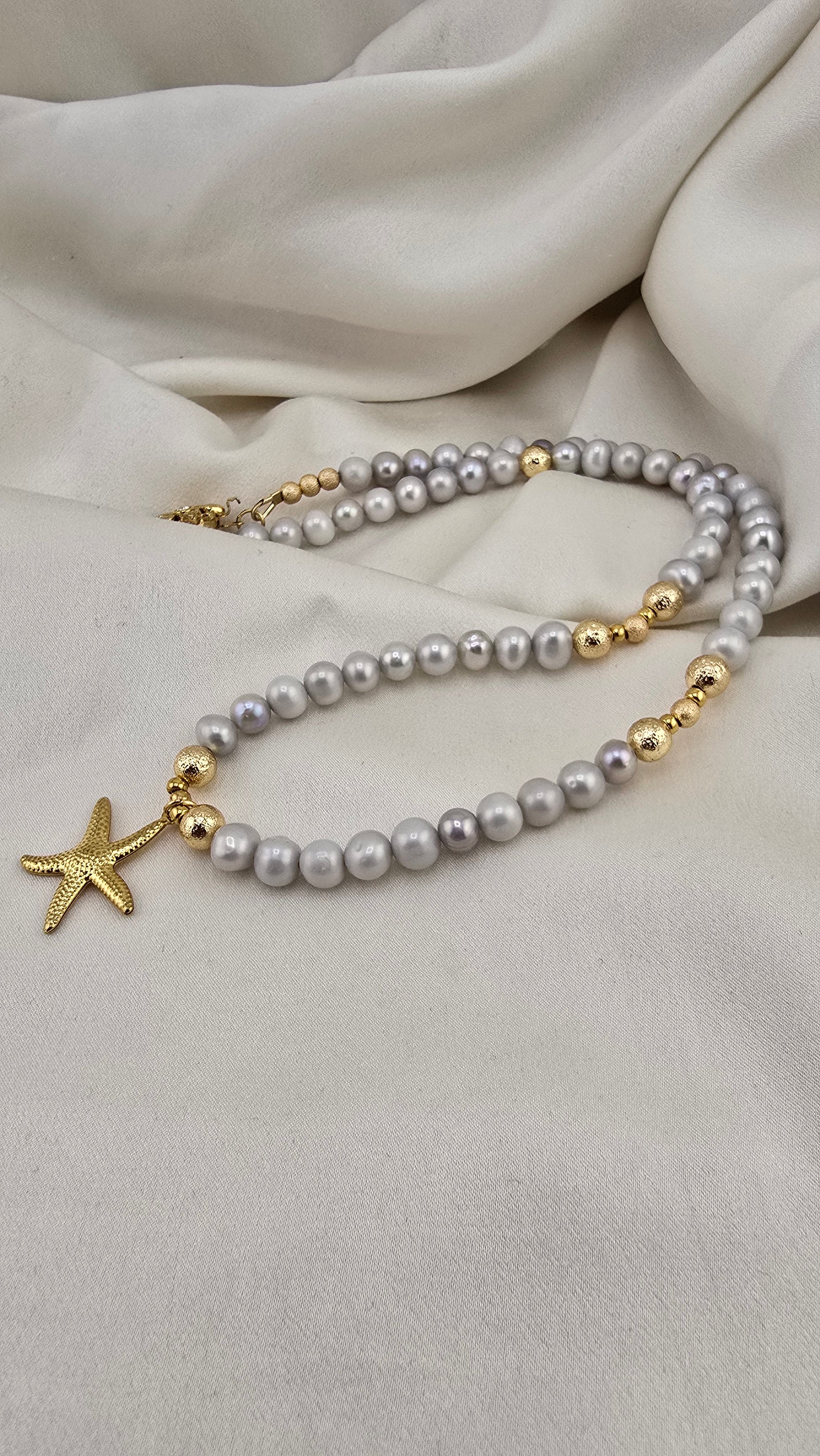 Necklace in gray cultured pearls in its case