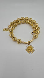 Collier doré et son pendentif soleil