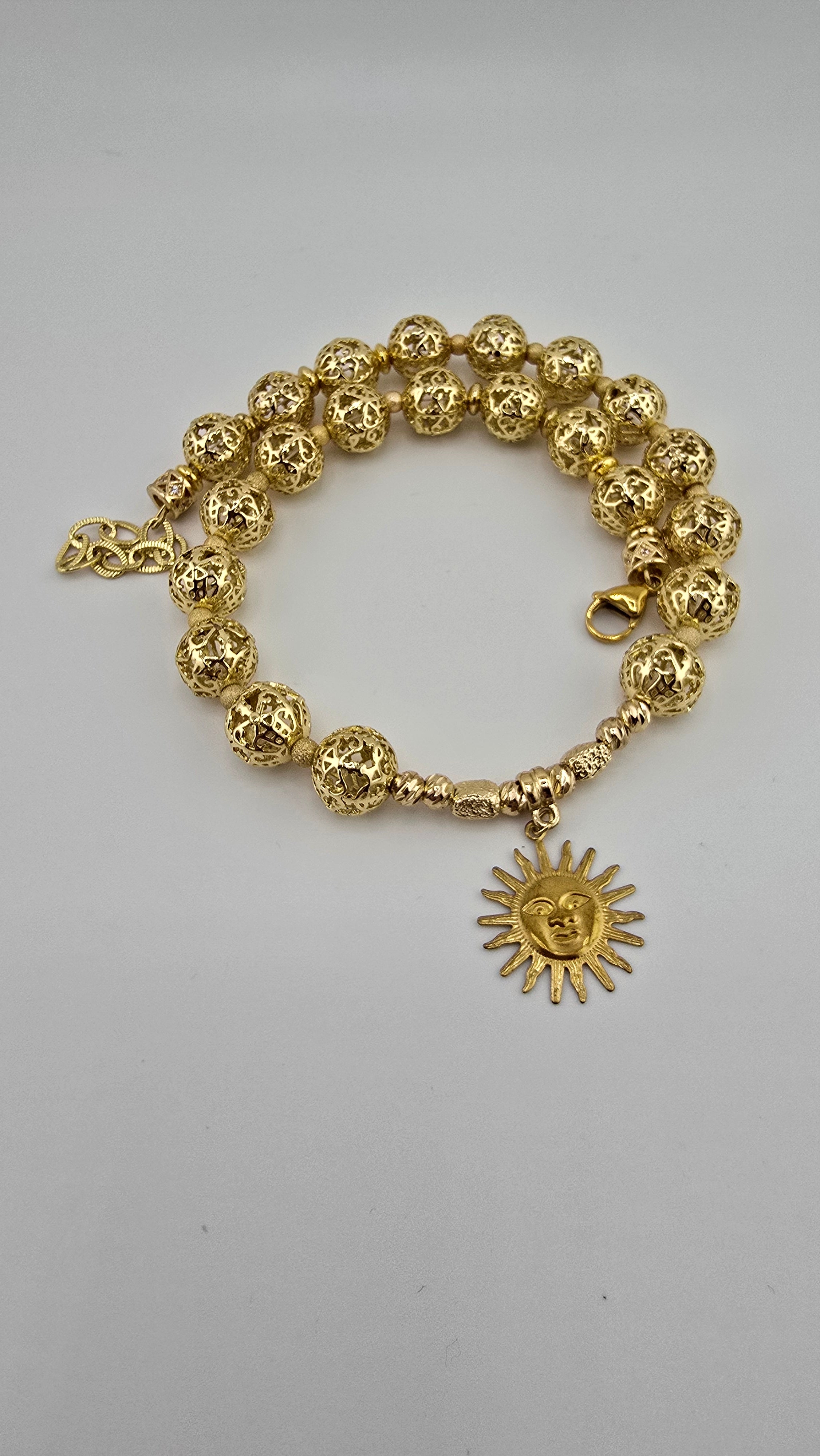 Collier doré et son pendentif soleil