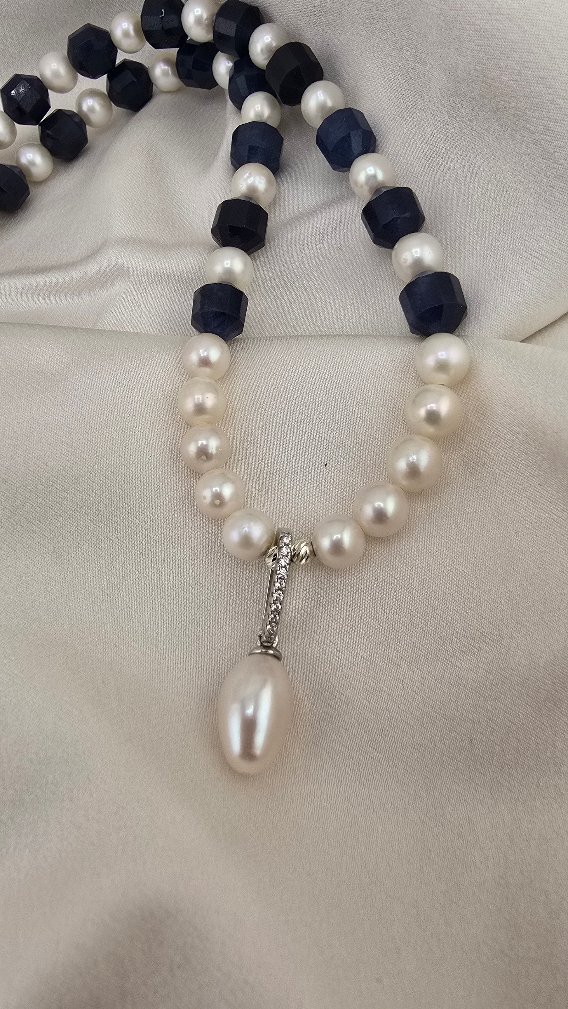 Collier en perles de culture, Saphir et son pendentif swarovski et perle olive