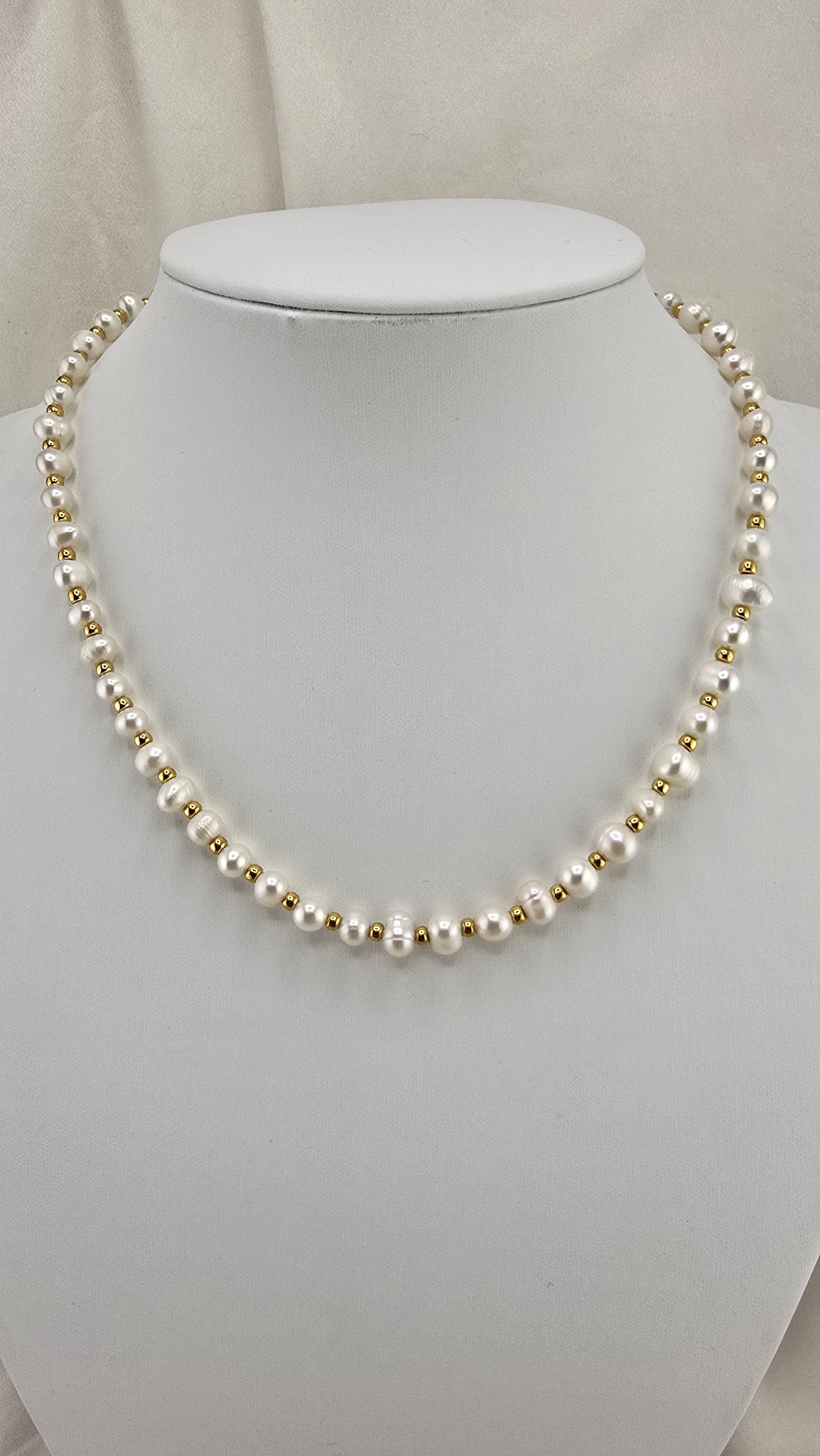 Cultured pearl choker necklace in its case