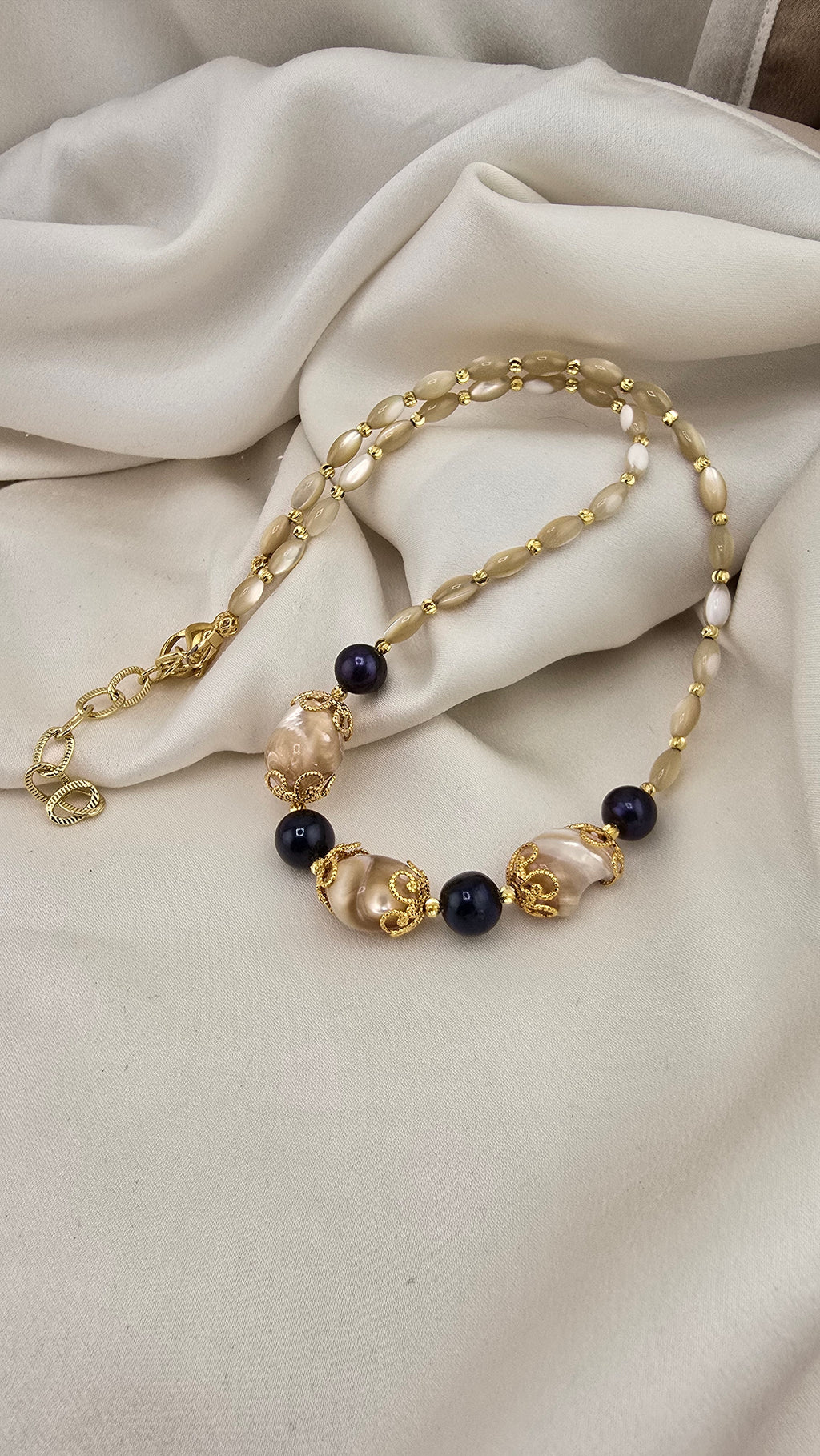 Collier en perles de Trocca et perles de culture bleu marine