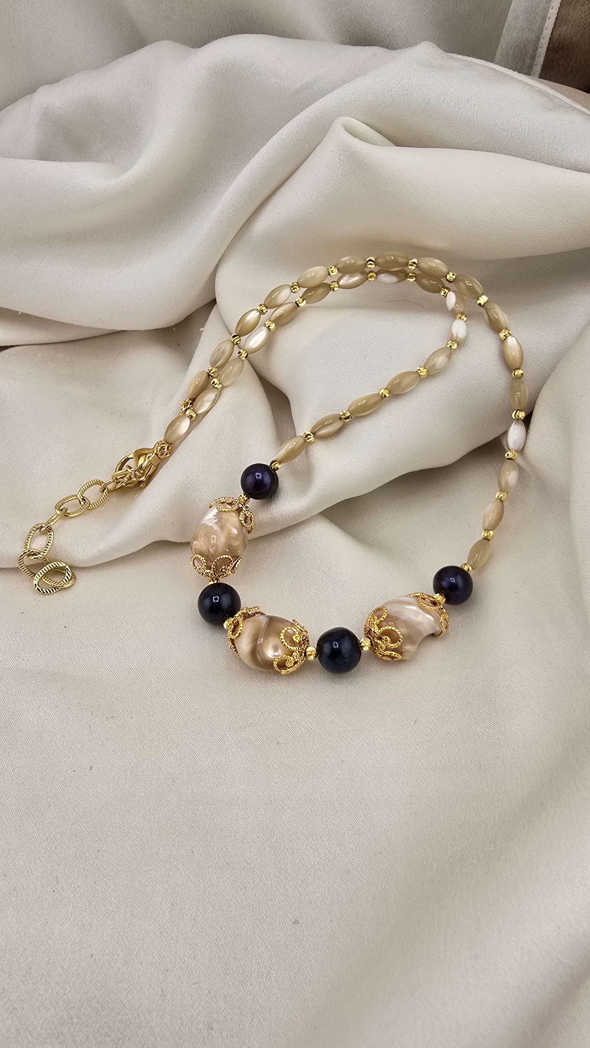 Collier en perles de Trocca et perles de culture bleu marine