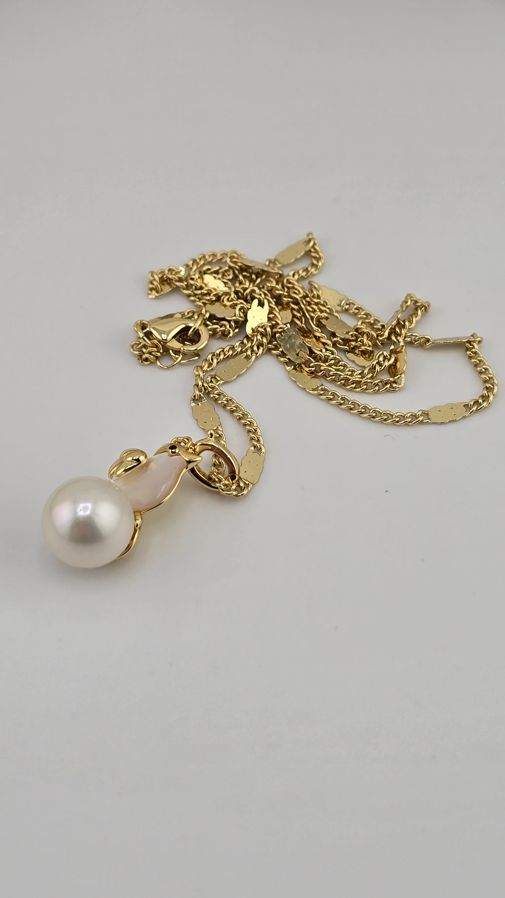 Perle de culture blanche et oiseau en nacre