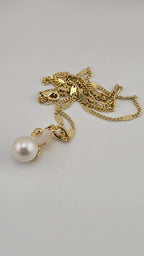 Perle de culture blanche et oiseau en nacre