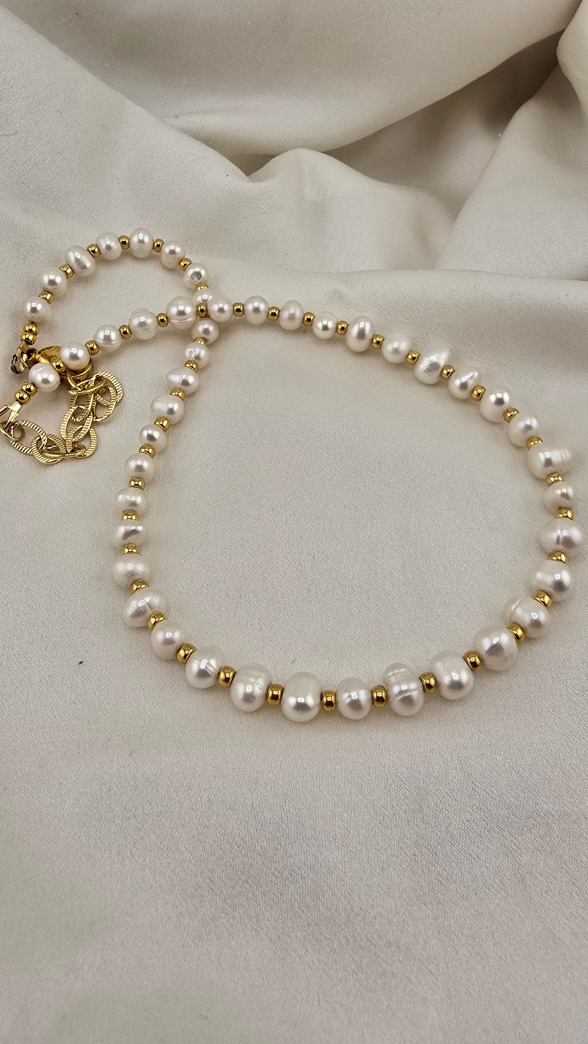 Cultured pearl choker necklace in its case