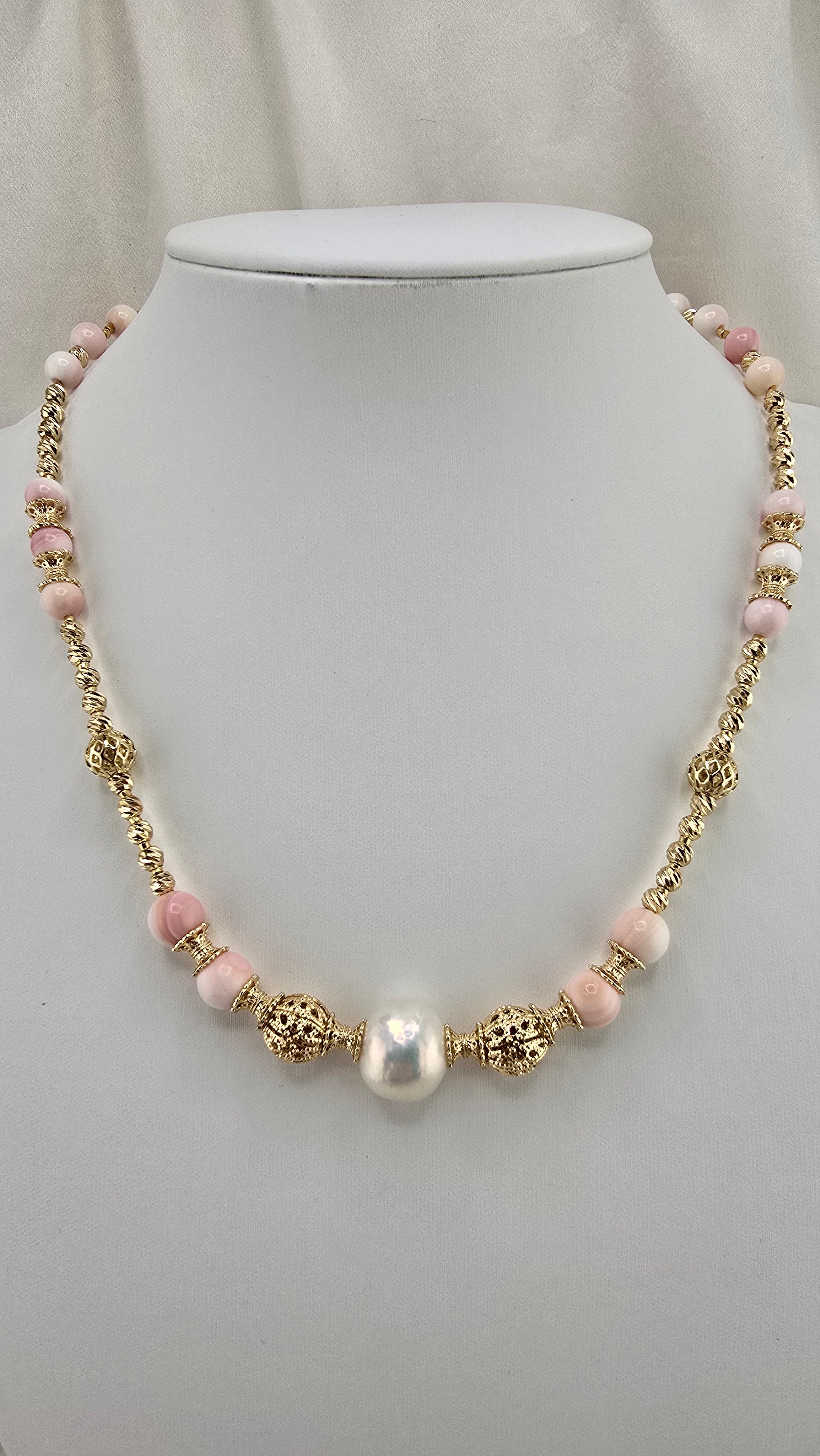 Collier en perles de culture et perles de Lambi