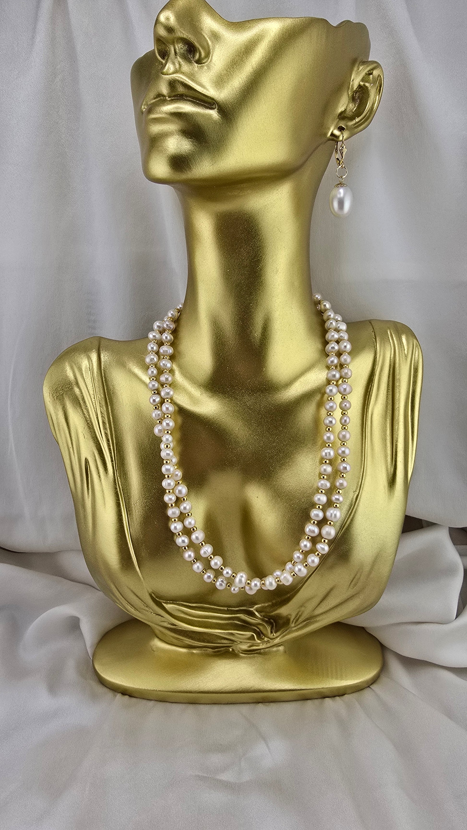 Collier avec deux rangs de perles de culture blanches dans son écrin