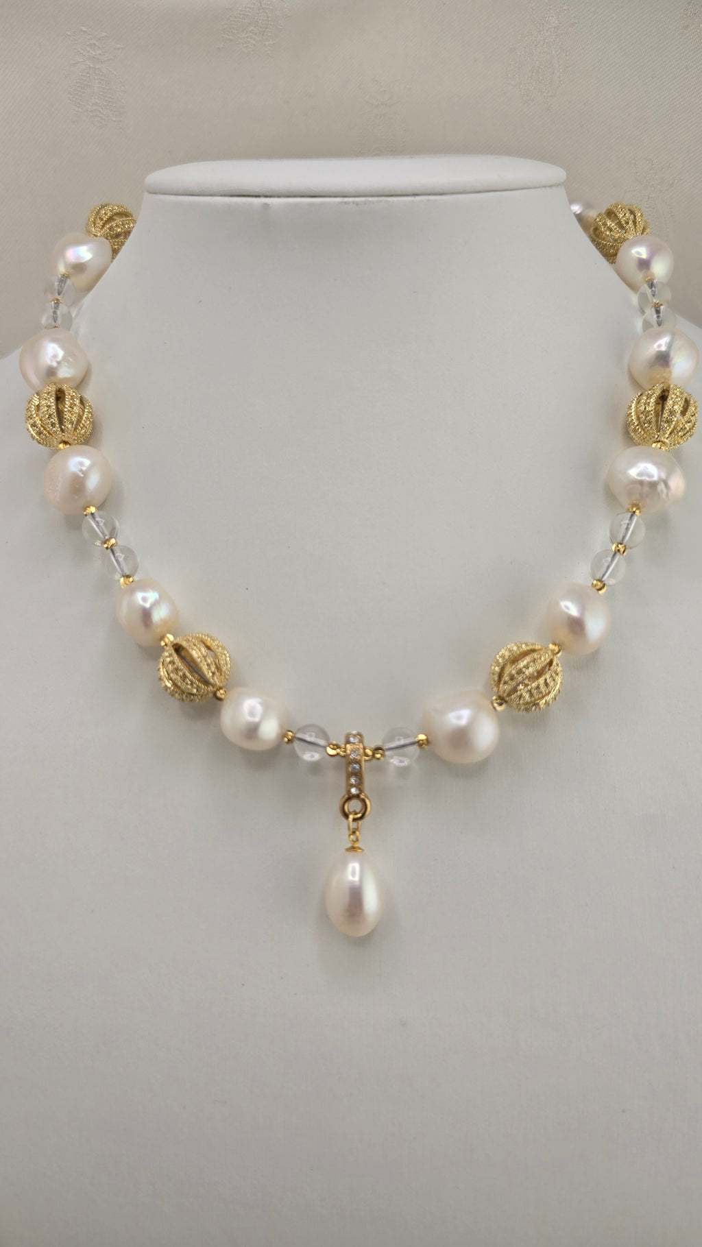 Necklace with baroque cultured pearls and rock crystal and olive cultured pearl pendant in its case