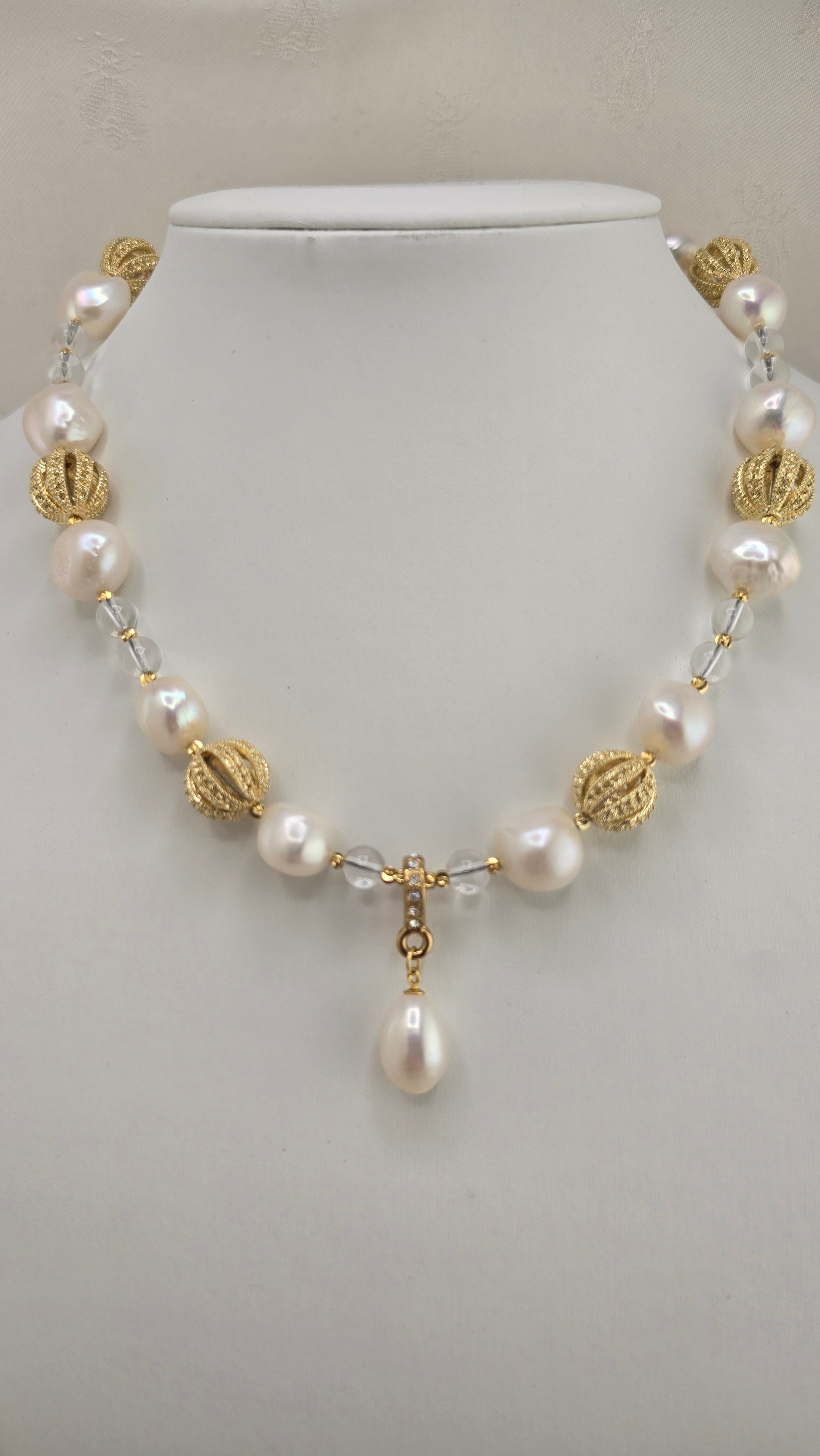 Collier avec perles de culture baroque et Cristal de Roche et pendentif en perle de culture olive.