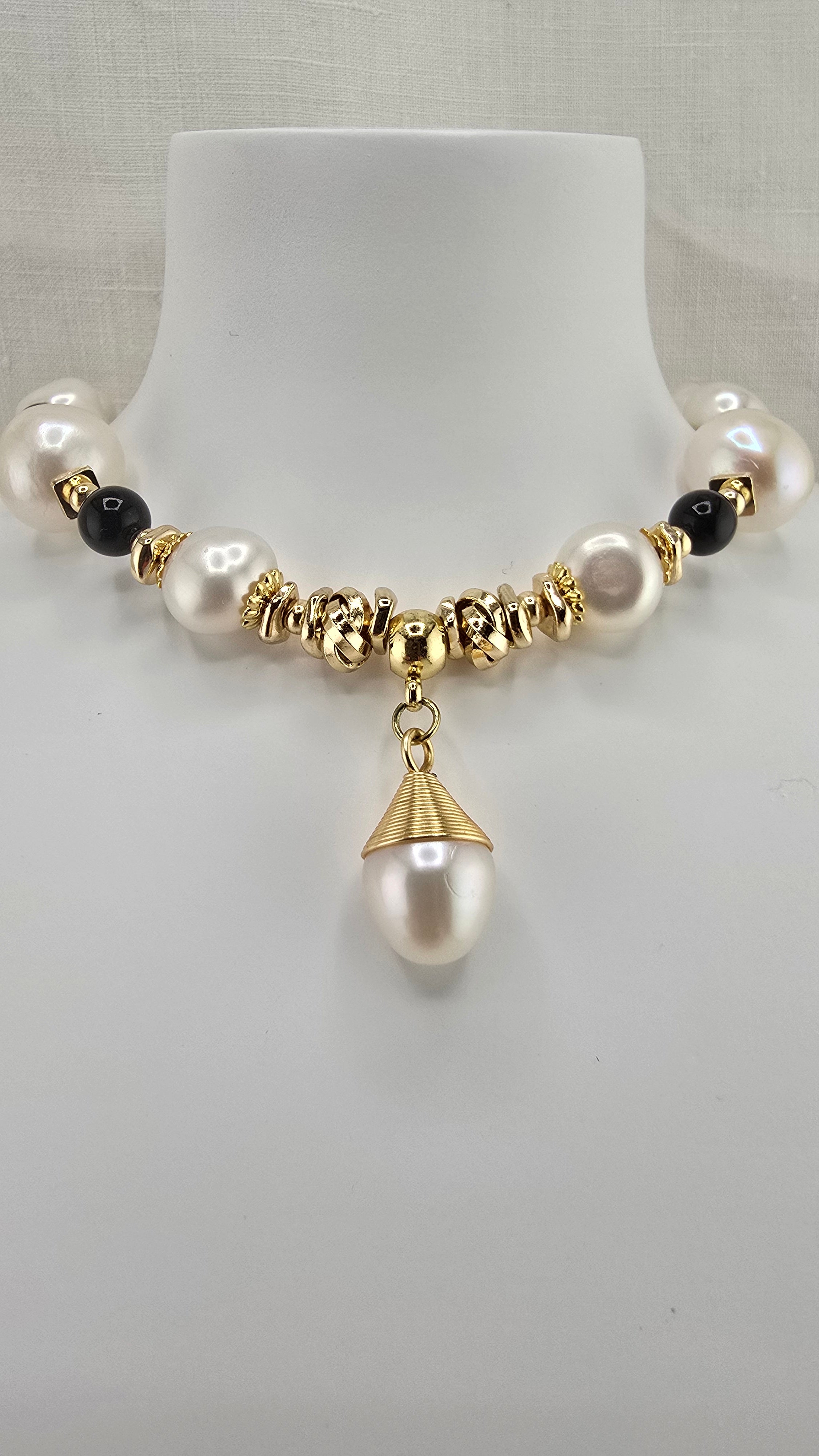 Collier en perles de culture baroque et onyx