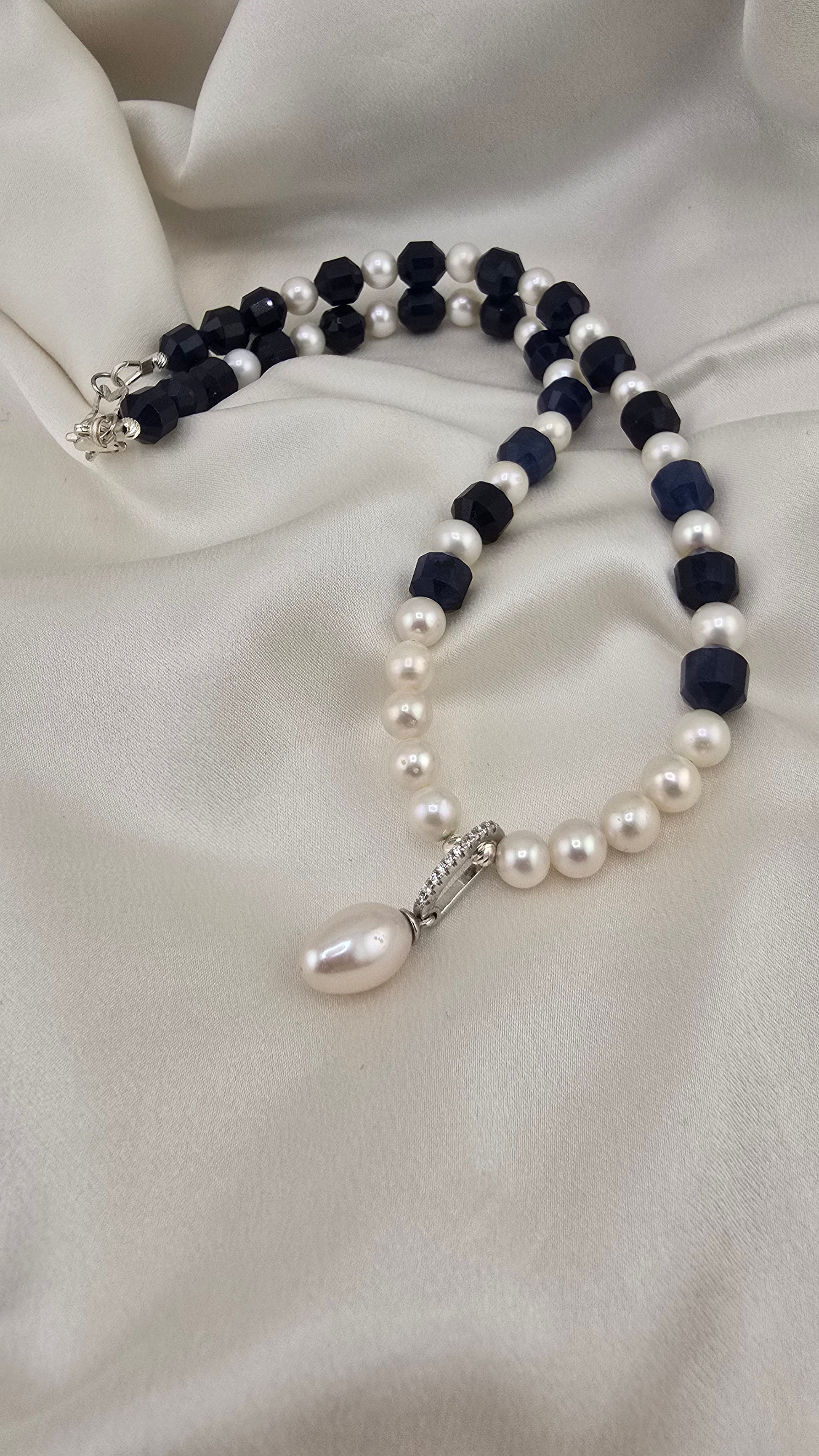 Collier en perles de culture, Saphir et son pendentif swarovski et perle olive