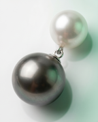 Clair Obscur -  boucles d’oreilles perles de culture blanche 7mm AA et perles de Tahiti 10mm AA+