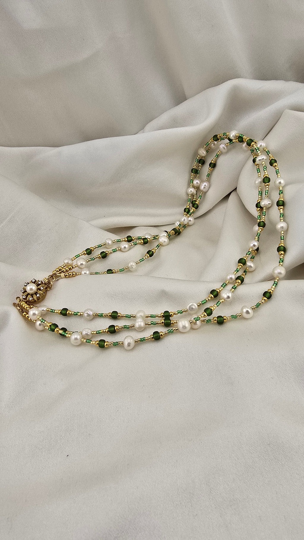 Collier 3 rangs en perles de culture véritable dans son écrin