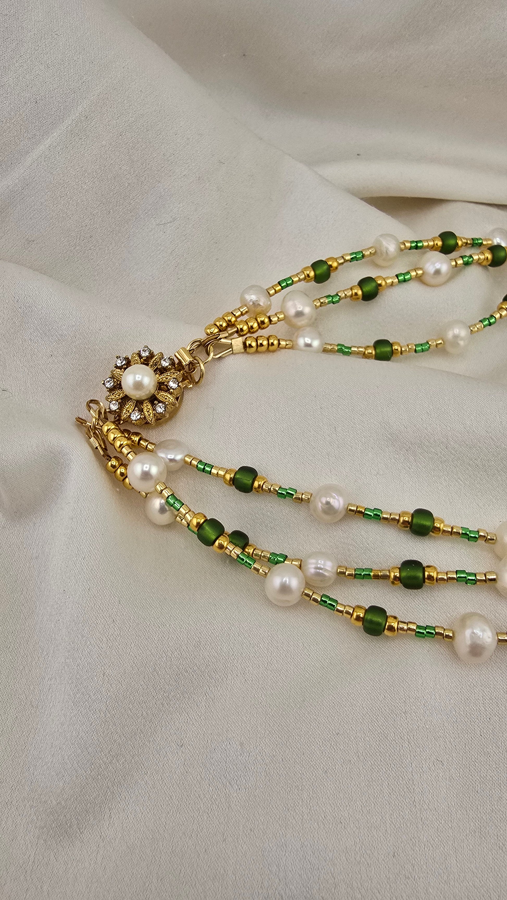 Collier 3 rangs en perles de culture véritable dans son écrin