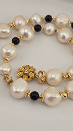 Collier en perles de culture baroque et onyx