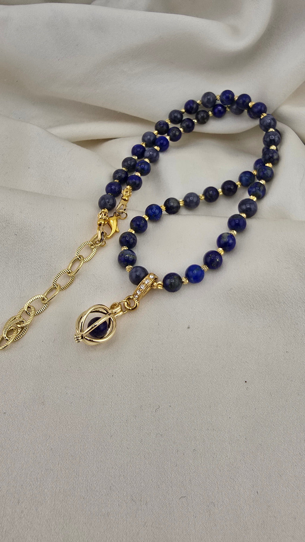 Sapphire pearl necklace in its case