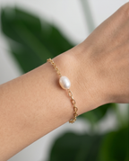 Bracelet chaine or perle de culture  - " Les mains de ma Mère "