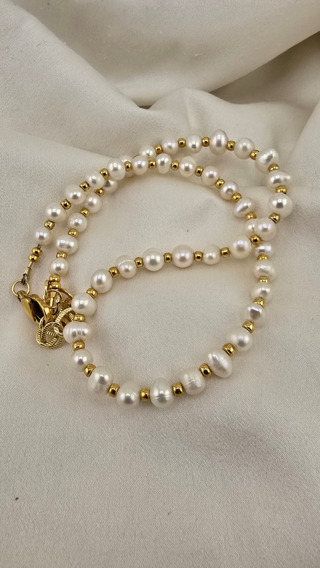 Cultured pearl choker necklace in its case