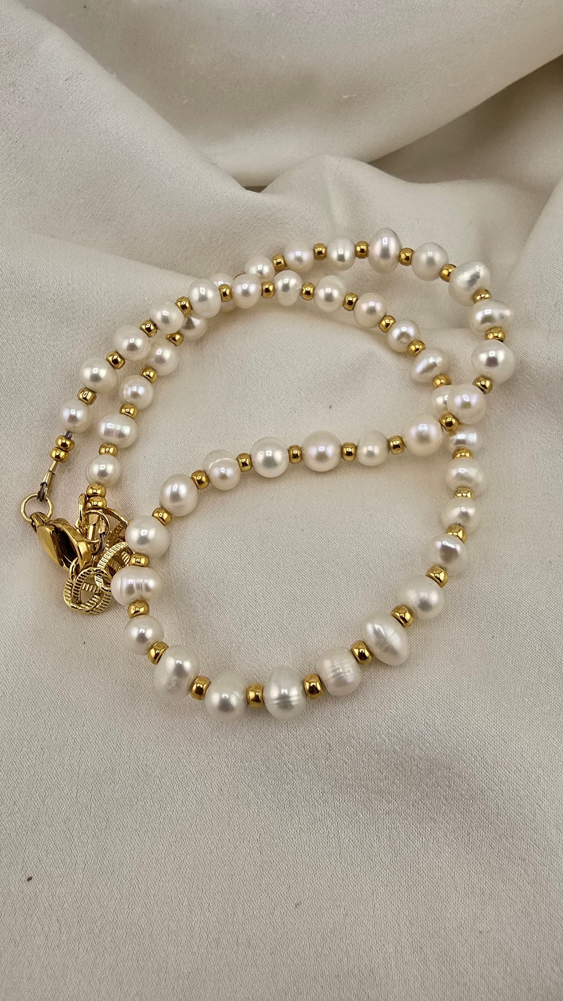 Cultured pearl choker necklace in its case