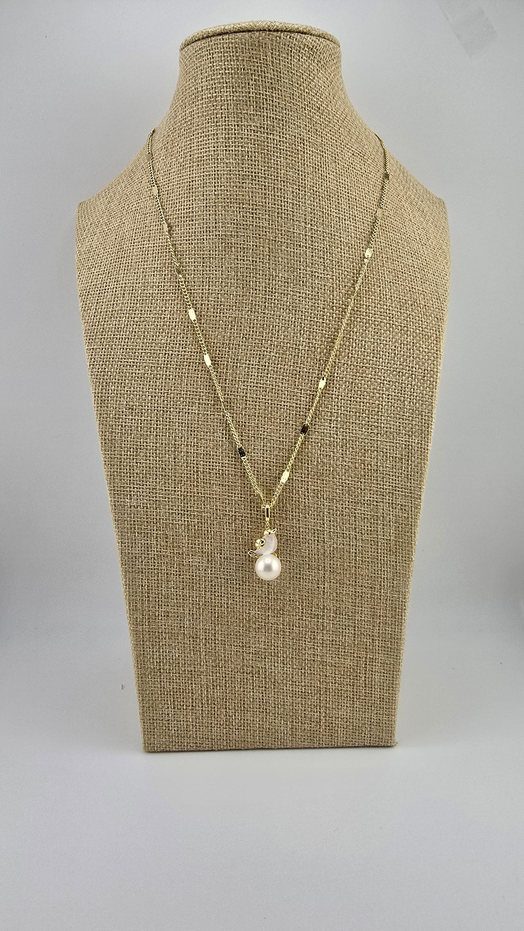 Perle de culture blanche et oiseau en nacre