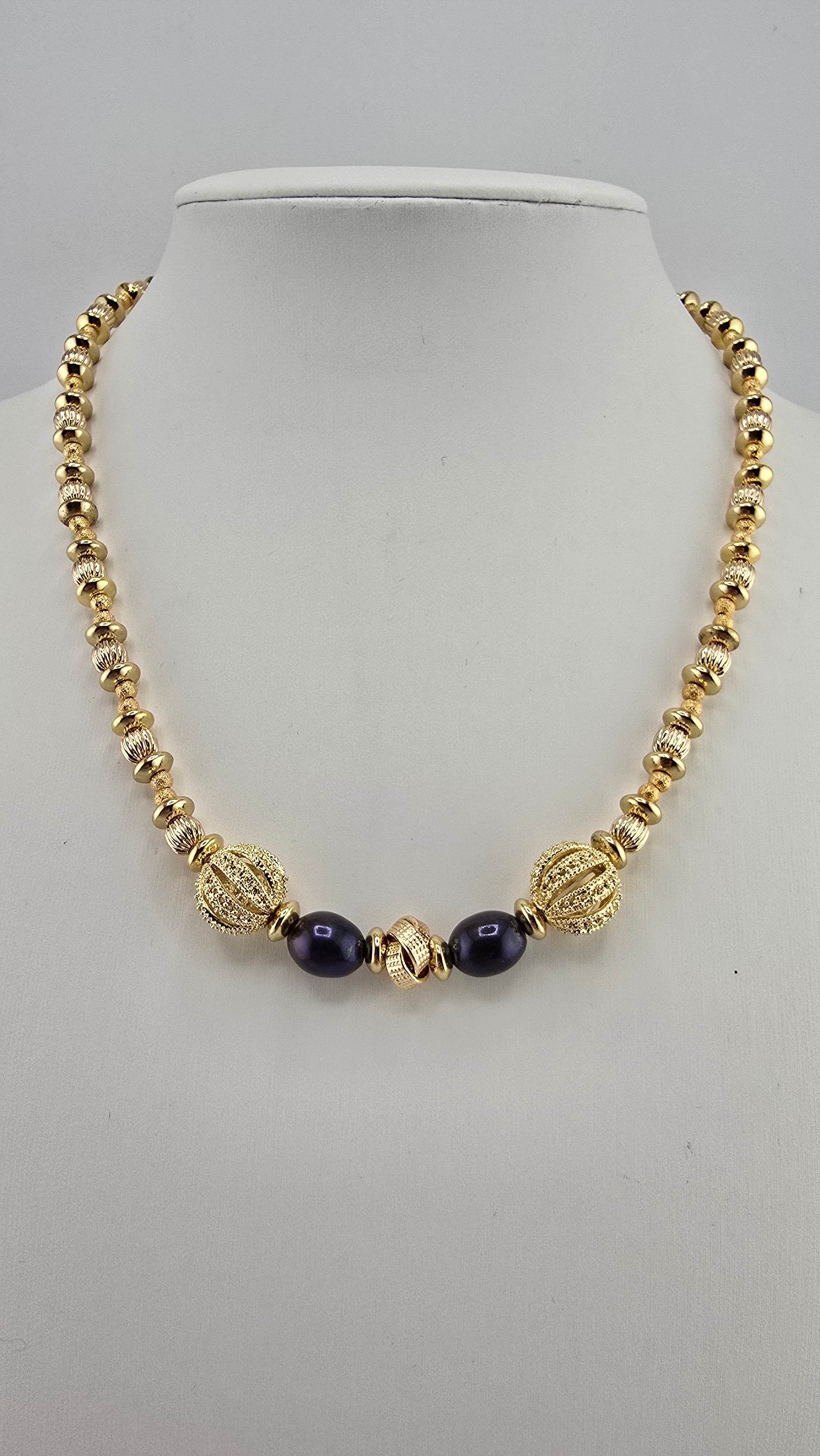 Collier en plaqué or et deux perles de culture bleu marine