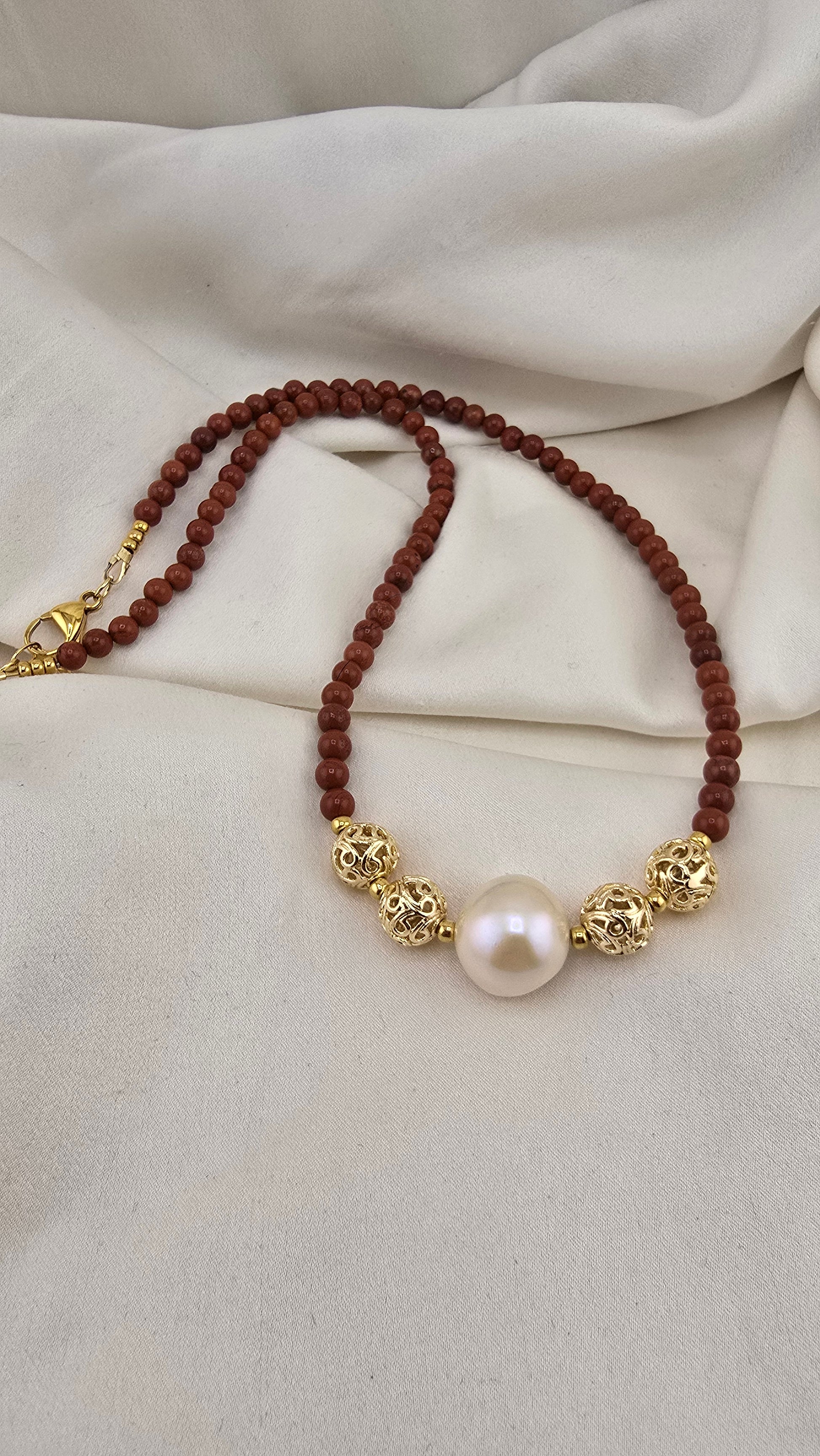 Collier en Jaspe rouge et pendentif perle de culture baroque