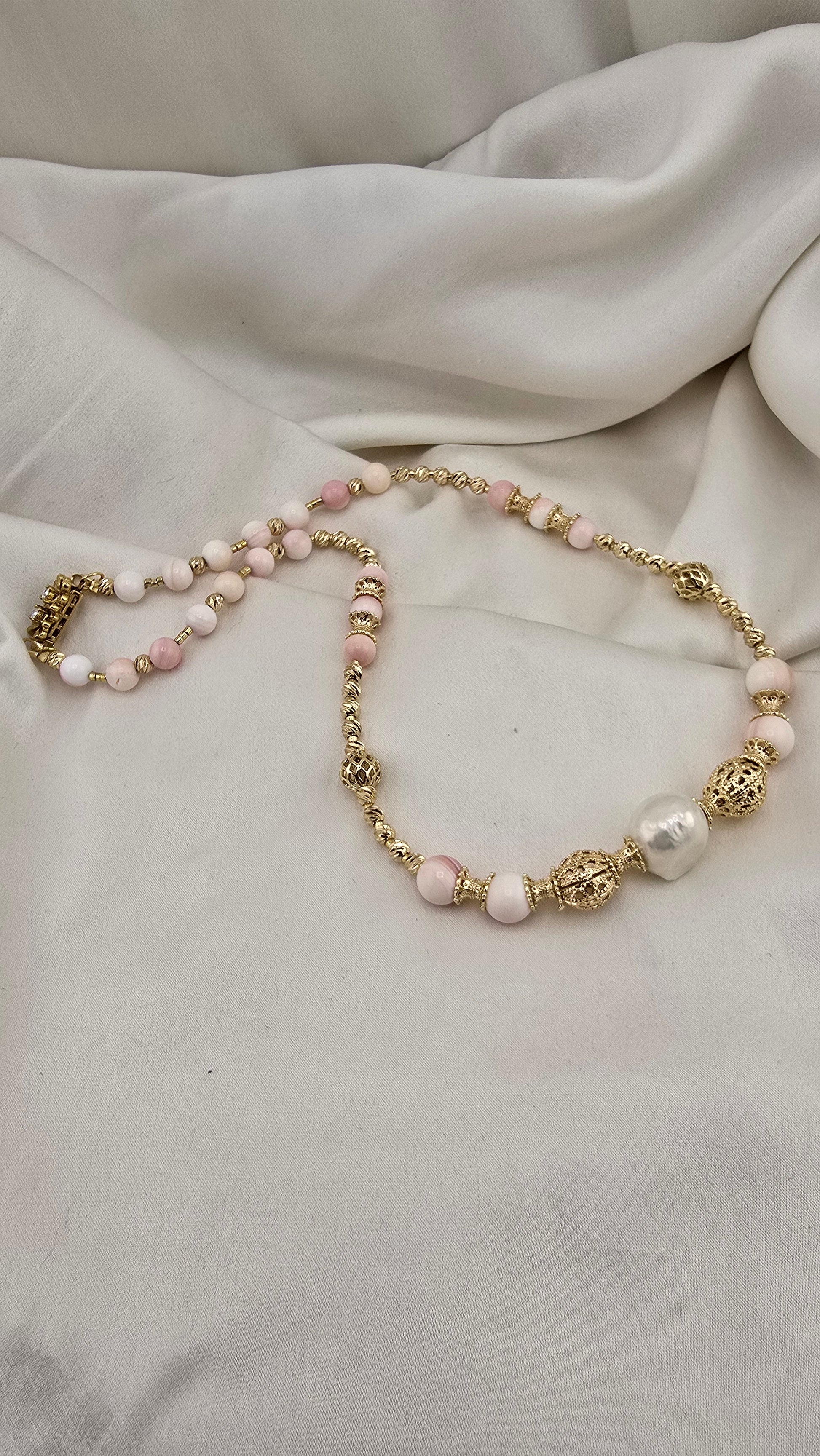 Collier en perles de culture et perles de Lambi