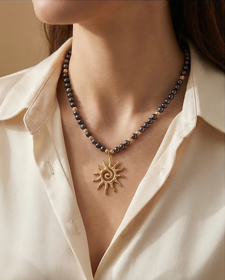 Soleil de Minuit - collier en perles de culture bleu marine