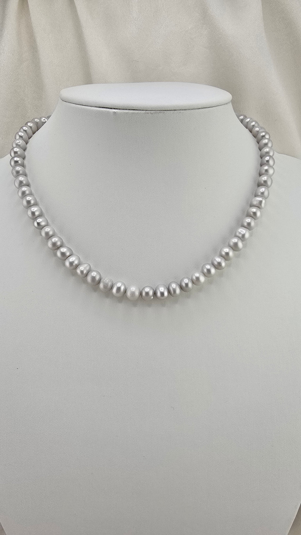 Eternal cultured pearl necklace in its case