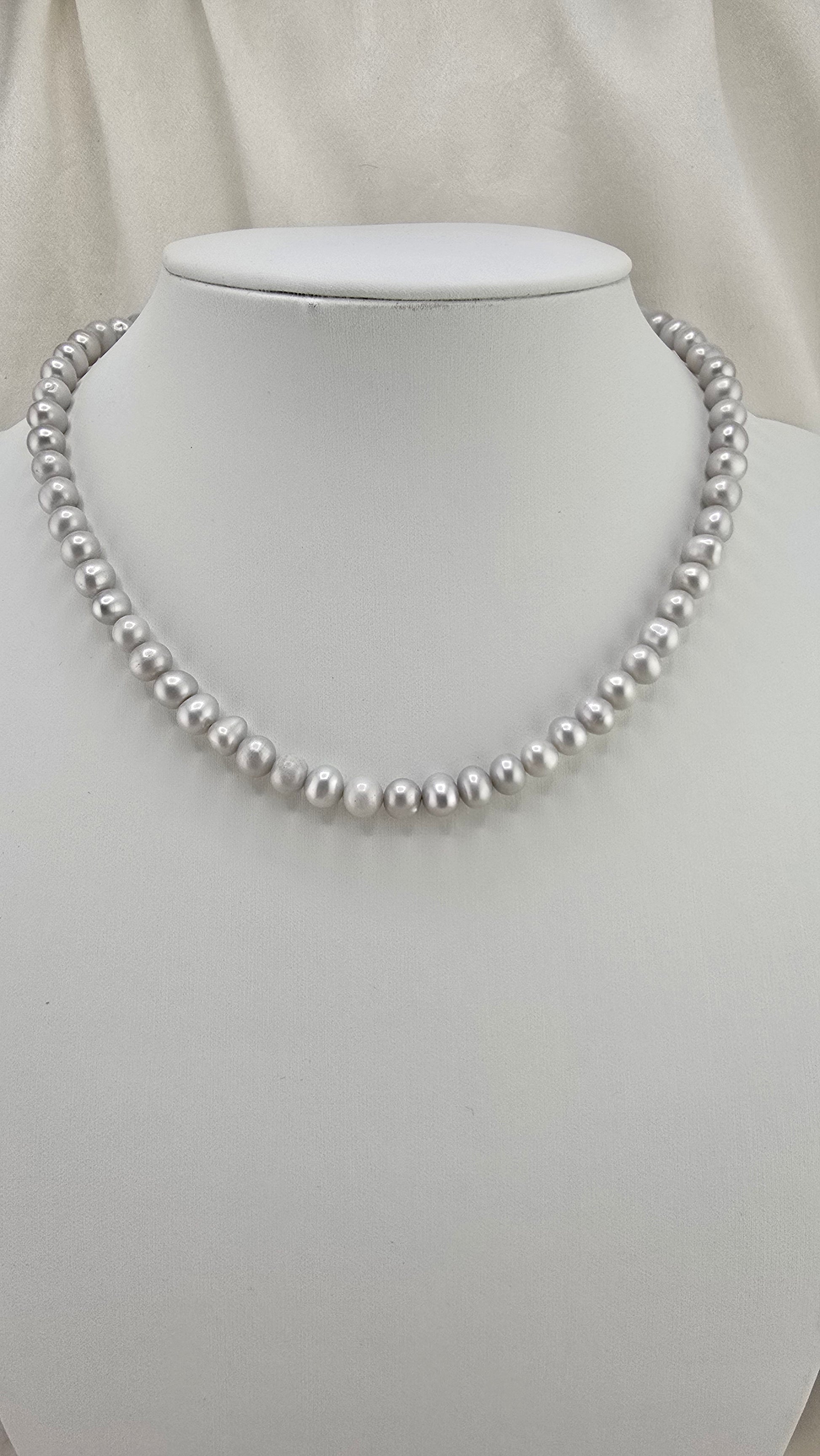 Eternal cultured pearl necklace in its case