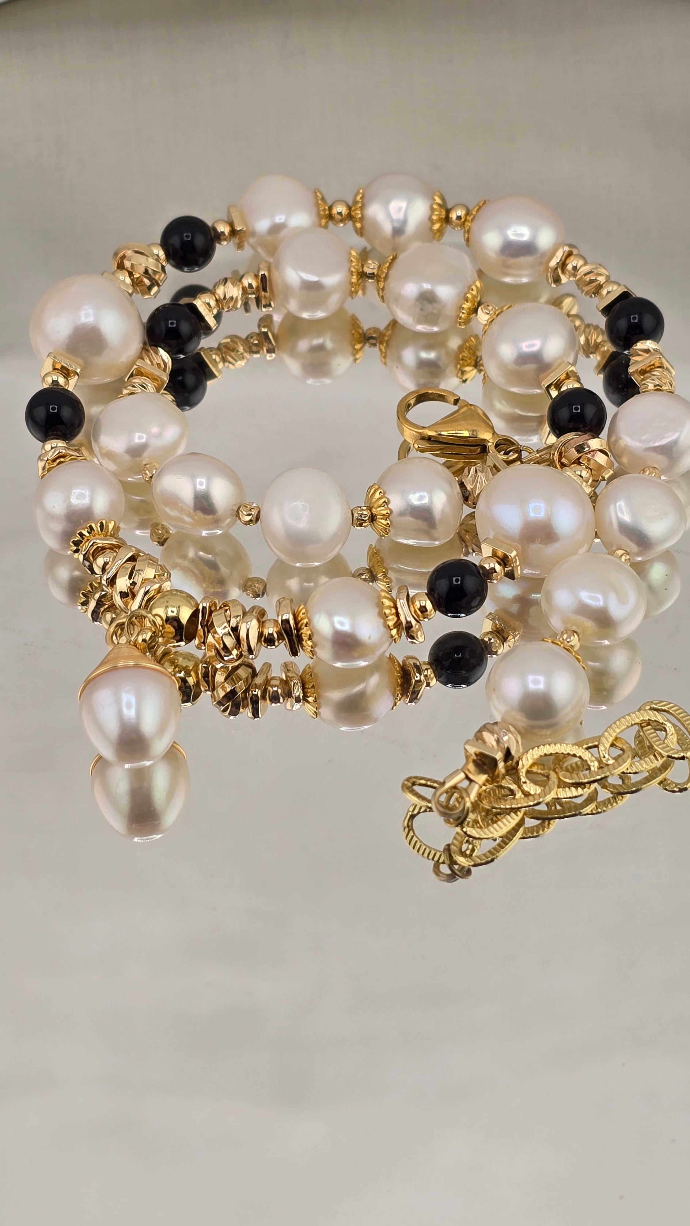 Collier en perles de culture baroque et onyx