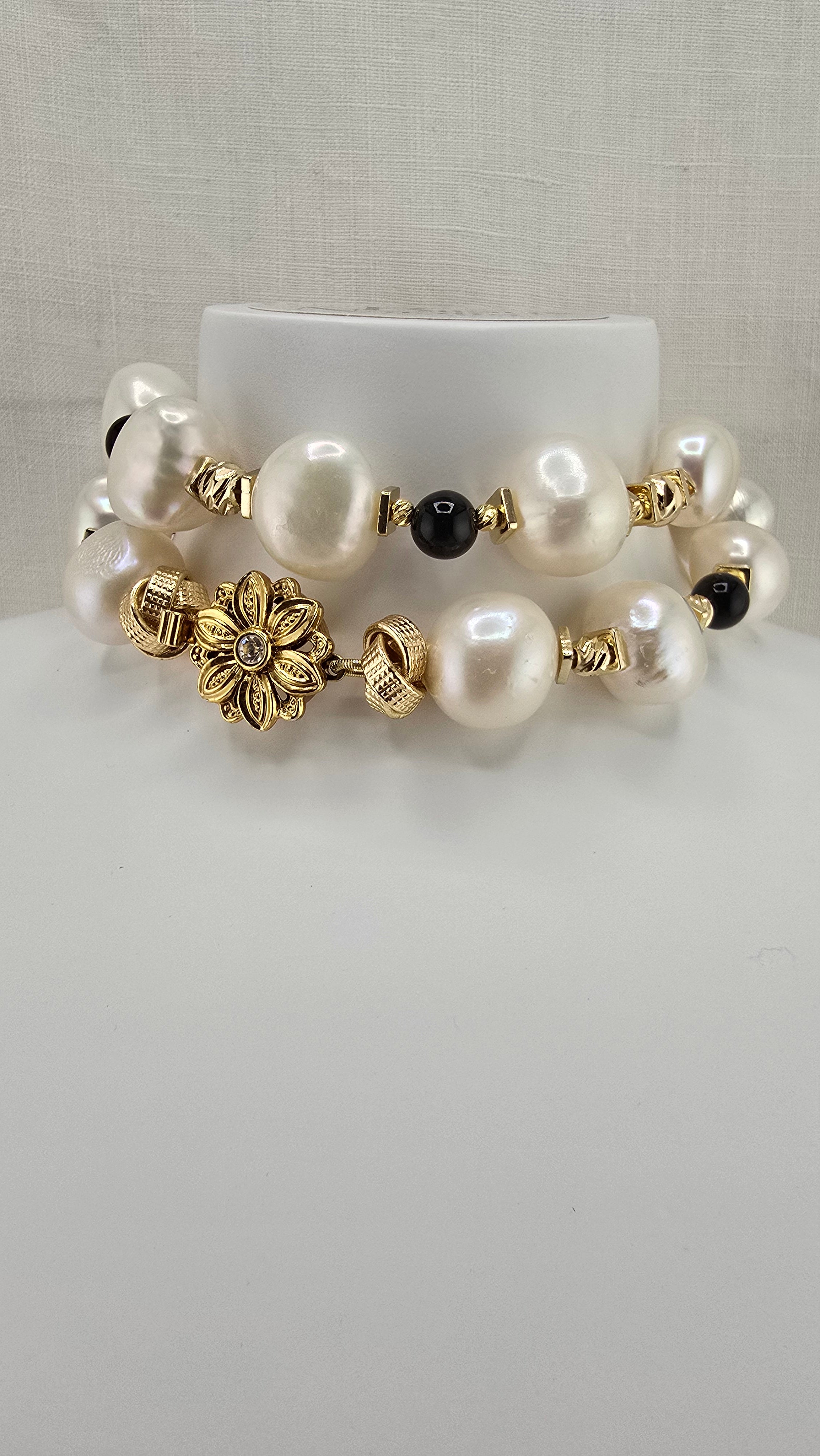 Collier en perles de culture baroque et onyx