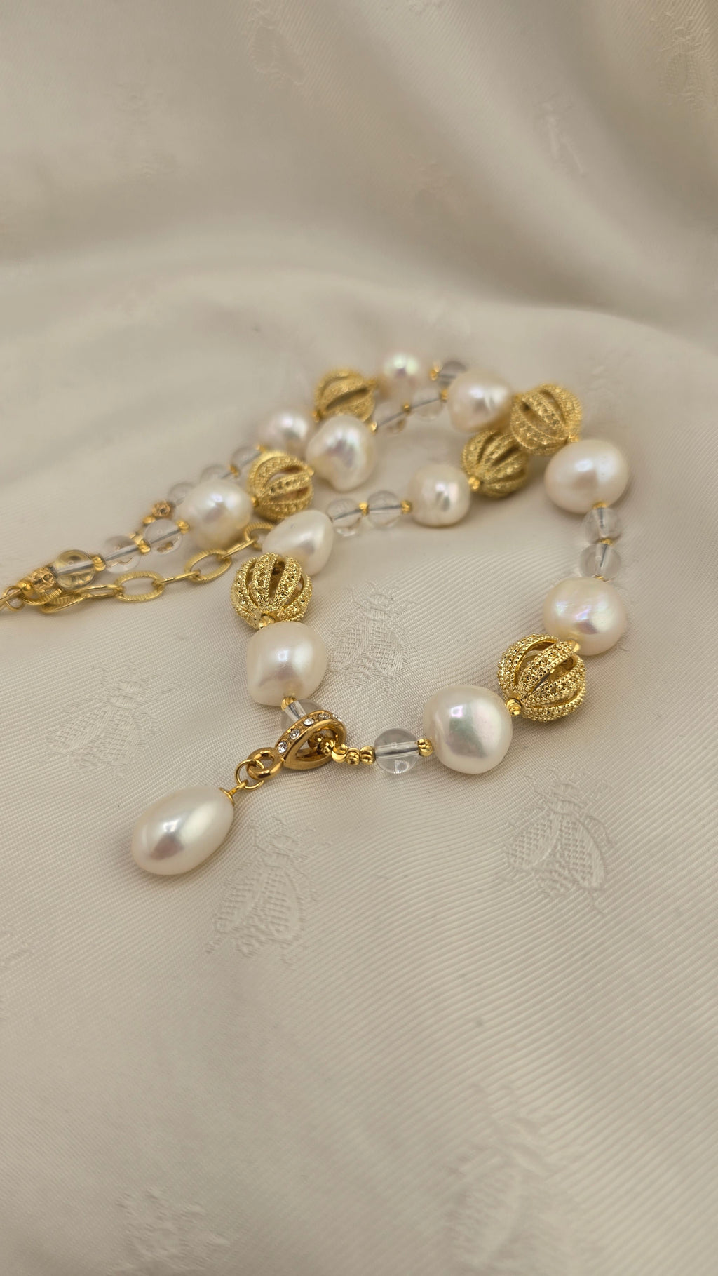 Necklace with baroque cultured pearls and rock crystal and olive cultured pearl pendant in its case