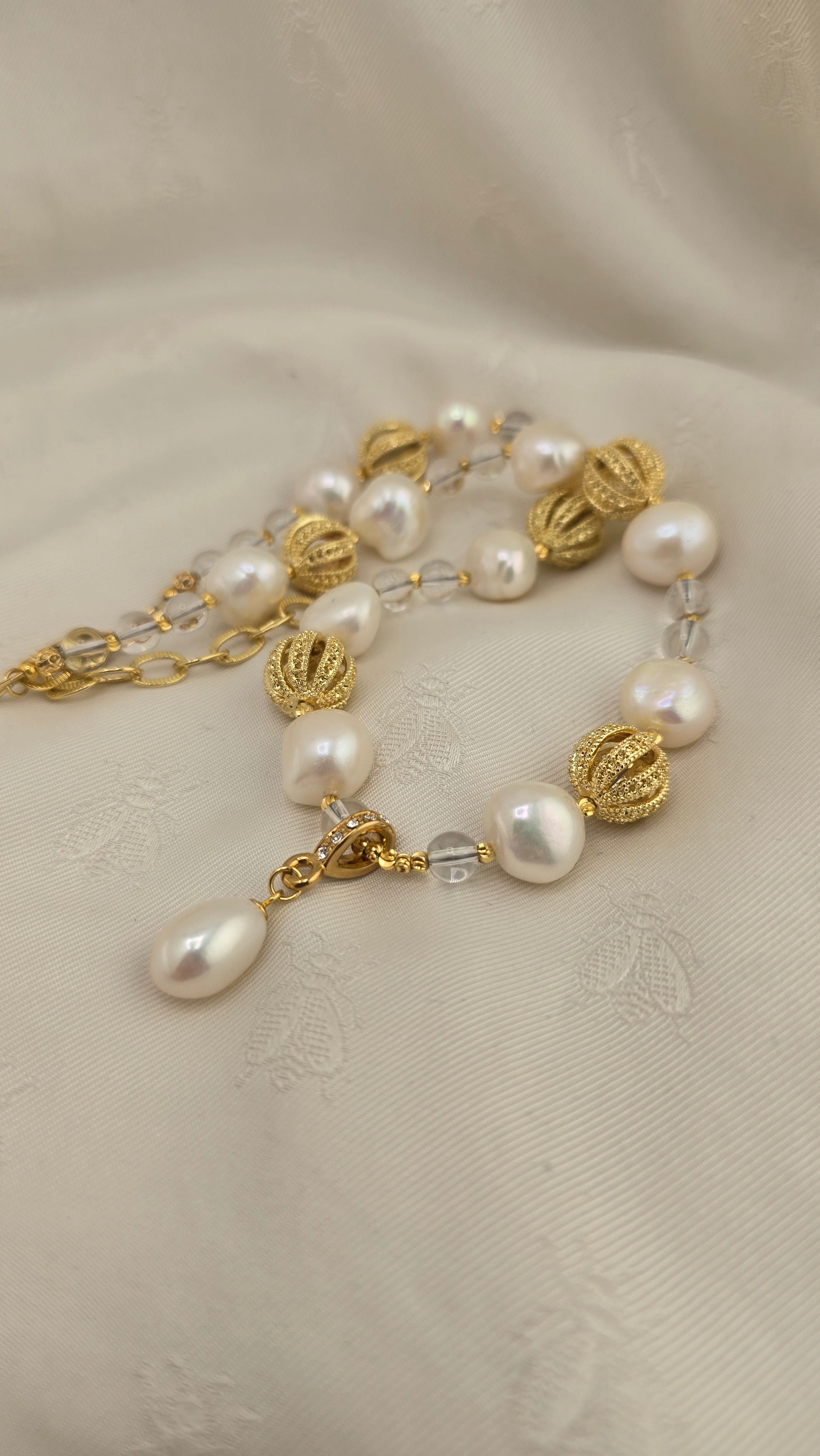 Collier avec perles de culture baroque et Cristal de Roche et pendentif en perle de culture olive.