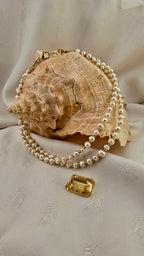 Collier avec deux rangs de perles de culture blanches dans son écrin