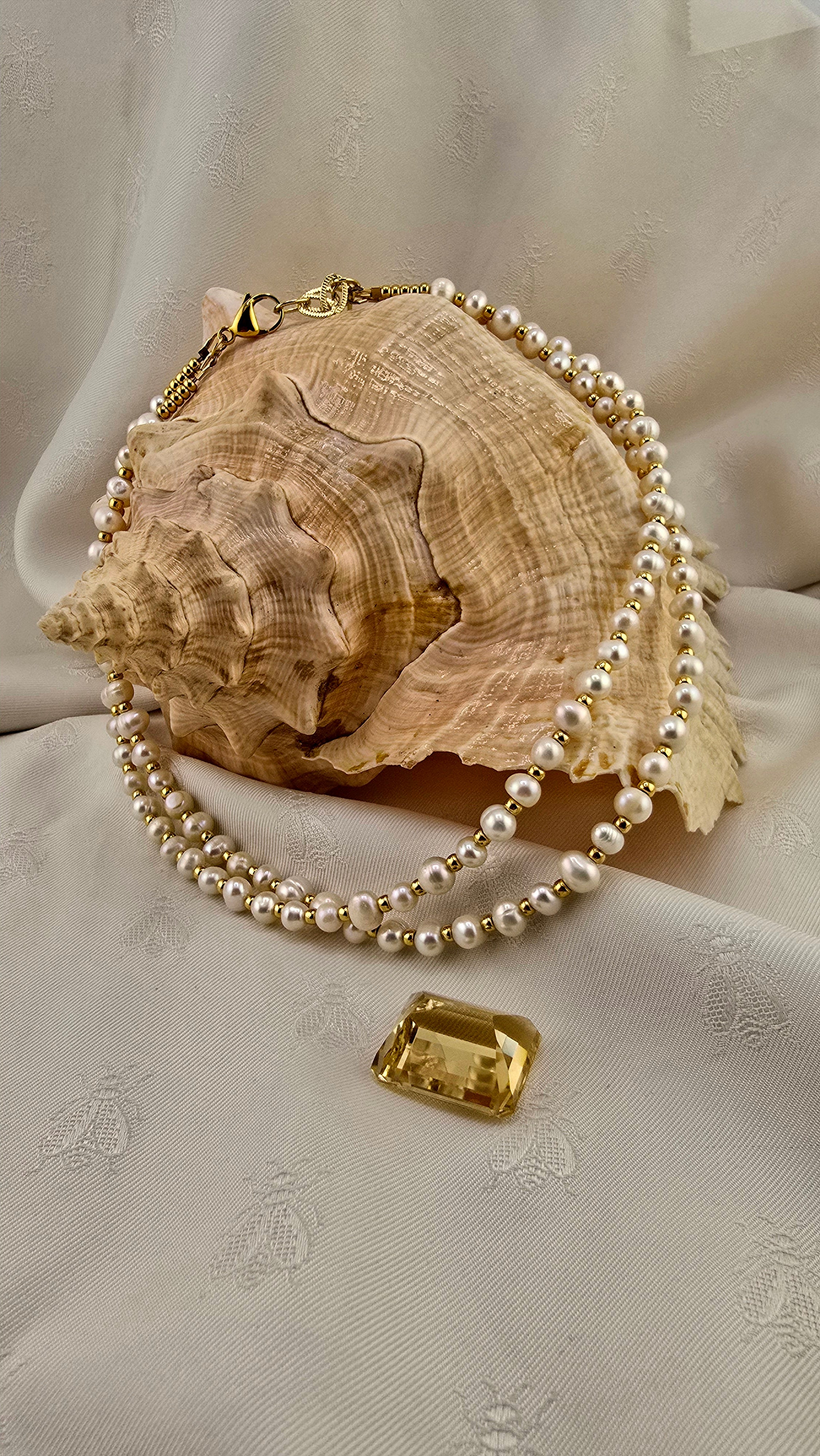 Collier avec deux rangs de perles de culture blanches dans son écrin