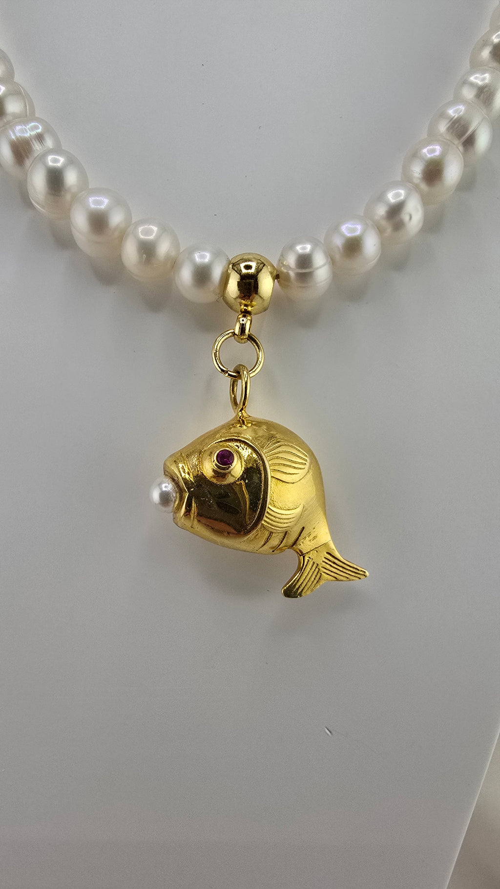 Collier en perles de culture et pendentif poisson