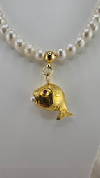 Collier en perles de culture et pendentif poisson