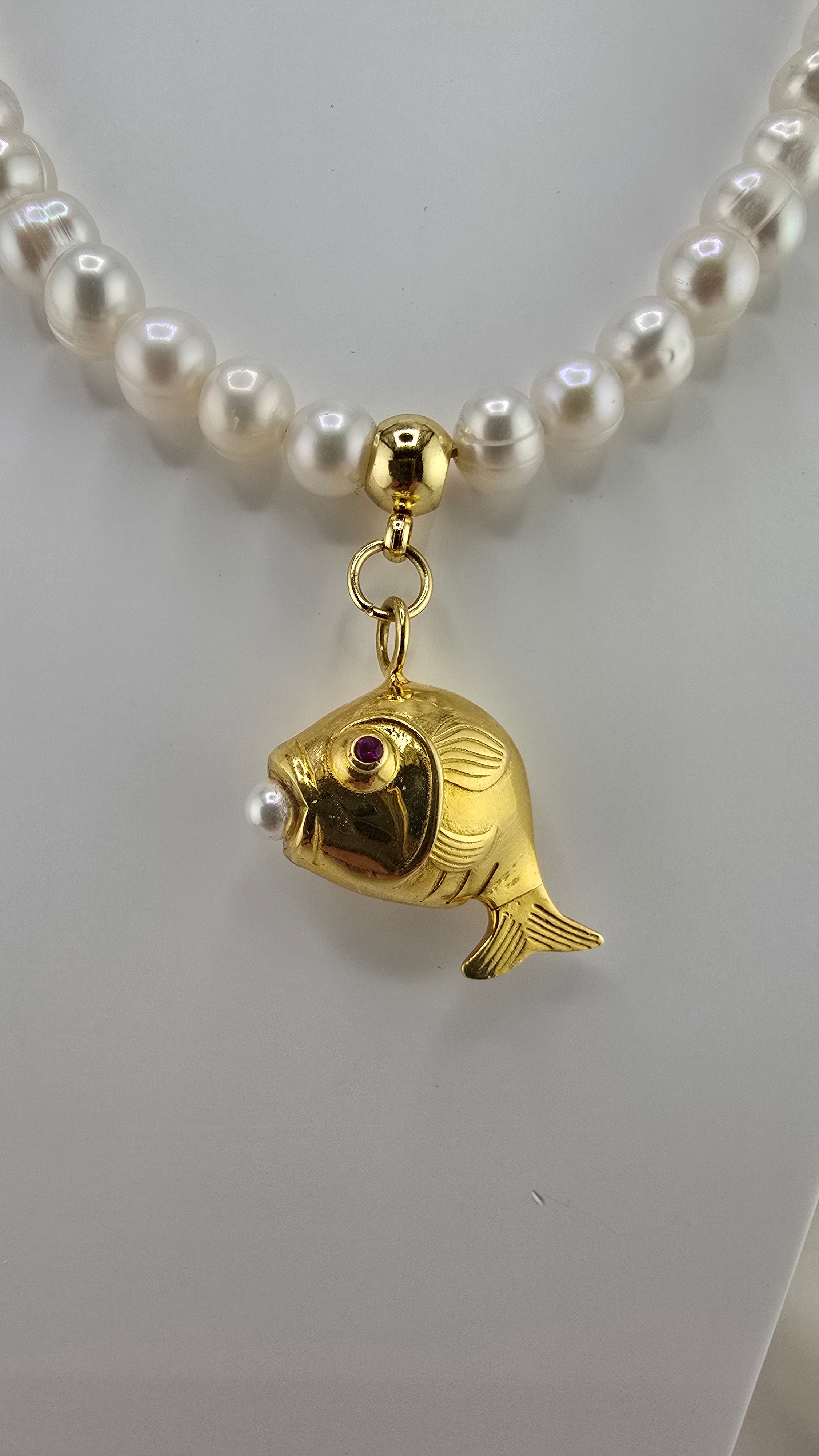 Collier en perles de culture et pendentif poisson