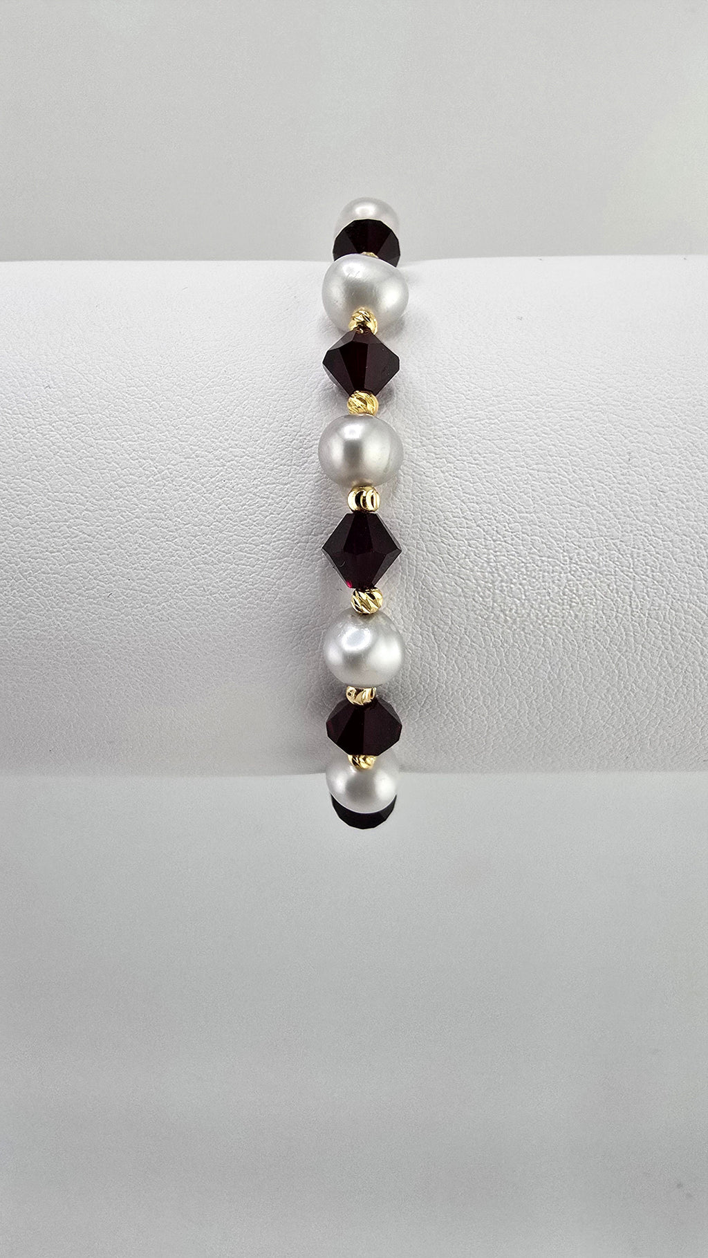 Bracelet en bordeaux très fonce et blanc