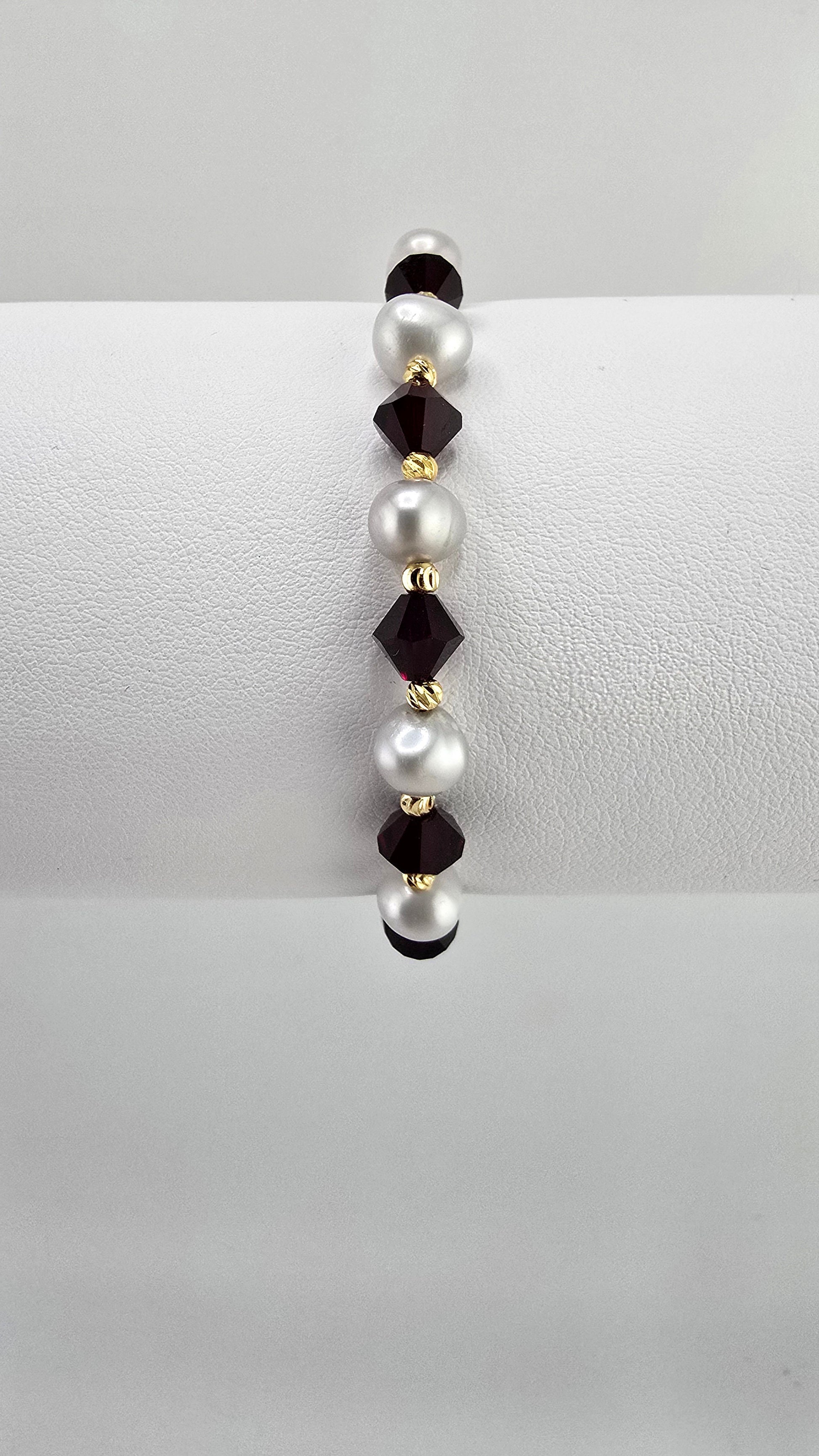 Bracelet en bordeaux très fonce et blanc
