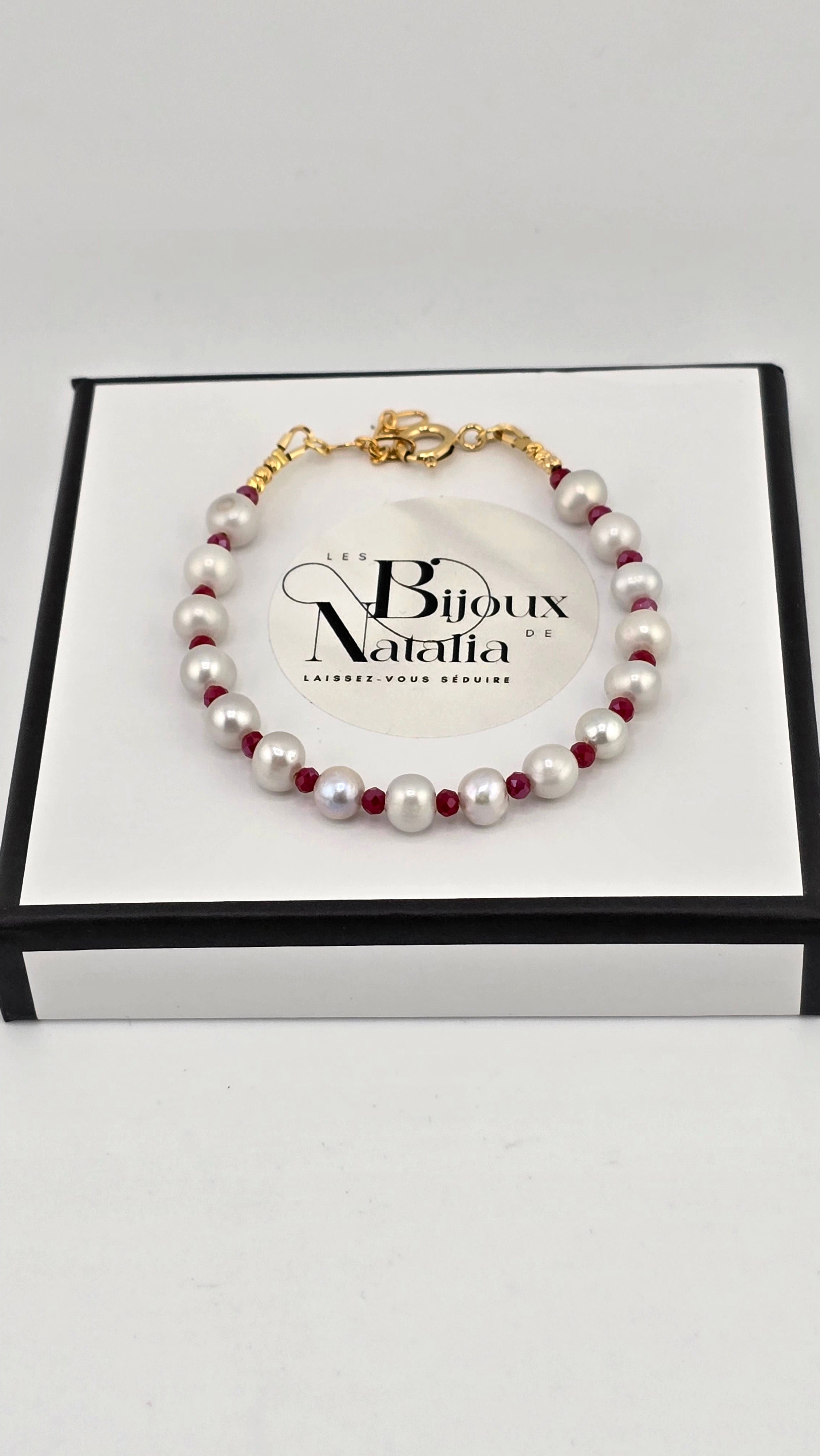 Bracelet en perles de culture et perles de cristal rouge